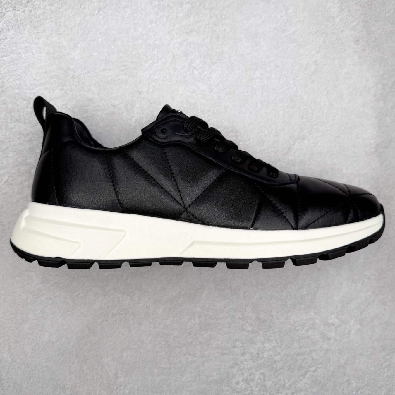 PRADA普拉达 厚底徽标系带运动休闲男鞋系列 广东大厂品质 专柜同步 大气个性更潮更抢眼更追求档次,它将颠覆旧念,与您共度时尚潮人必备! 面料采用原版进口小牛皮 牛皮内里垫脚 橡胶发泡大底 轻便防滑耐磨 脚感舒适 款式耐看做工精细 配以简洁利落的鞋楦 彰显男人的果敢和硬朗 尺码:39-44(皮鞋码)-选品中心