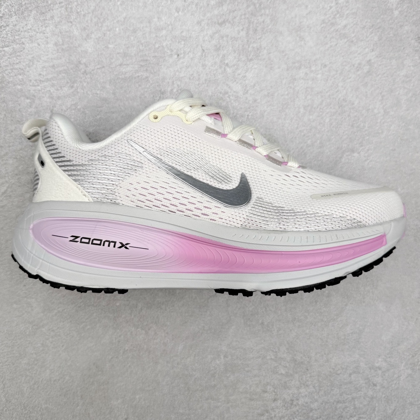 ＃纯原福利 NK Air Zoom Vomero 18 轻便舒适公路跑步鞋 质感柔软 弹力充沛 助力一路畅跑 乐享不停 厚实泡绵缔造舒适的回弹效果 铸就出色跑步表现 该鞋款轻盈透气 带你步入舒适新境界 疾速刺激感和非凡舒适脚感交织 定能让跑者在迈步间找到渴望已久的跑步乐趣 自如掌控跑步节奏、配速和里程 足底缓震配置赋予双足柔软舒适感受 助你一路畅跑 缓震设计 在双足触地时有助提供舒适脚感 搭载性能出众的 ZoomX 和 Cushlon 泡绵 营造柔软舒适脚感 助你稳稳迈步 基于跑者反馈 简化中底设计 带来出色舒适感 尺码：36 36.5 37.5 38 38.5 39 40 40.5 41 42 42.5 43 44 44.5 45-选品中心