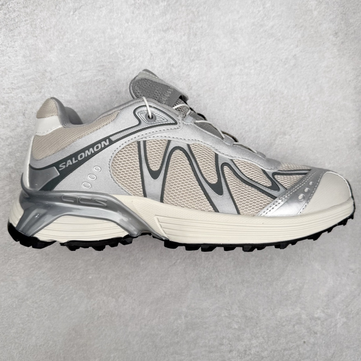 ＃福利特价 SALOMON XT-WHISPER 萨洛蒙圆头防滑耐磨低帮休闲越野训练城市通勤跑步鞋 鞋面以“锯齿”状的包裹系统呈现 在基色底之下加入了各种色点缀 将公司的最新技术和时尚前卫的造型融入耐用的长跑款式中 鞋面由 TPU 薄膜制成 并焊接在高耐磨网眼上 使其既时尚又坚固 由 ACS底盘支撑 可增强稳定性和支撑力 以及由橡胶凸耳 Contragrip外底覆盖的 EVA 缓冲中底 旨在应对崎岖的地形 鞋舌上的彩色Salomon 标签、Quicklace 系统以及鞋头、鞋舌和鞋跟上的附加品牌使细节更加完美 让穿着者可以轻松驾驭户外与通勤下的任何运动生活场景 无缝鞋身户外随意纵横 颜值与脚感兼备 出街通勤 绝对非常吸睛 你值得拥有 尺码：36 36.5 37.5 38 38.5 39 40 40.5 41 42 42.5 43 44 44.5 45-选品中心