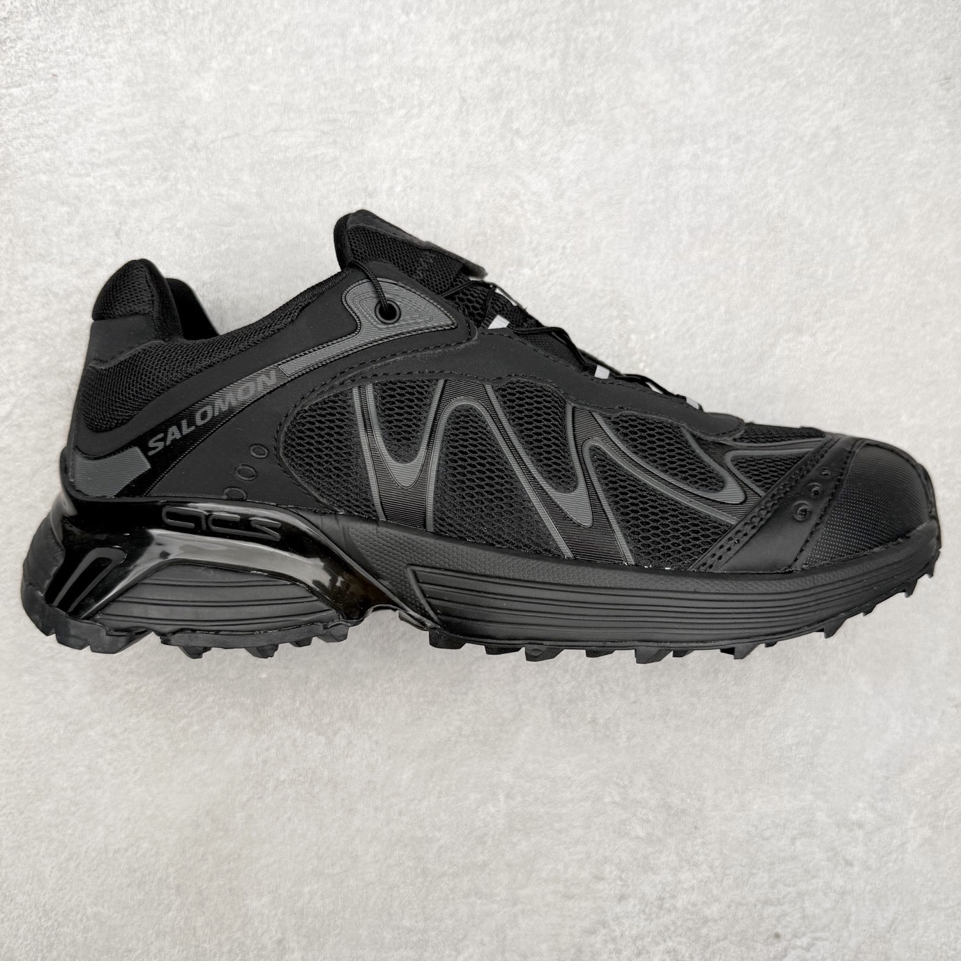 ＃福利特价 SALOMON XT-WHISPER 萨洛蒙圆头防滑耐磨低帮休闲越野训练城市通勤跑步鞋 鞋面以“锯齿”状的包裹系统呈现 在基色底之下加入了各种色点缀 将公司的最新技术和时尚前卫的造型融入耐用的长跑款式中 鞋面由 TPU 薄膜制成 并焊接在高耐磨网眼上 使其既时尚又坚固 由 ACS底盘支撑 可增强稳定性和支撑力 以及由橡胶凸耳 Contragrip外底覆盖的 EVA 缓冲中底 旨在应对崎岖的地形 鞋舌上的彩色Salomon 标签、Quicklace 系统以及鞋头、鞋舌和鞋跟上的附加品牌使细节更加完美 让穿着者可以轻松驾驭户外与通勤下的任何运动生活场景 无缝鞋身户外随意纵横 颜值与脚感兼备 出街通勤 绝对非常吸睛 你值得拥有 尺码：36 36.5 37.5 38 38.5 39 40 40.5 41 42 42.5 43 44 44.5 45-选品中心