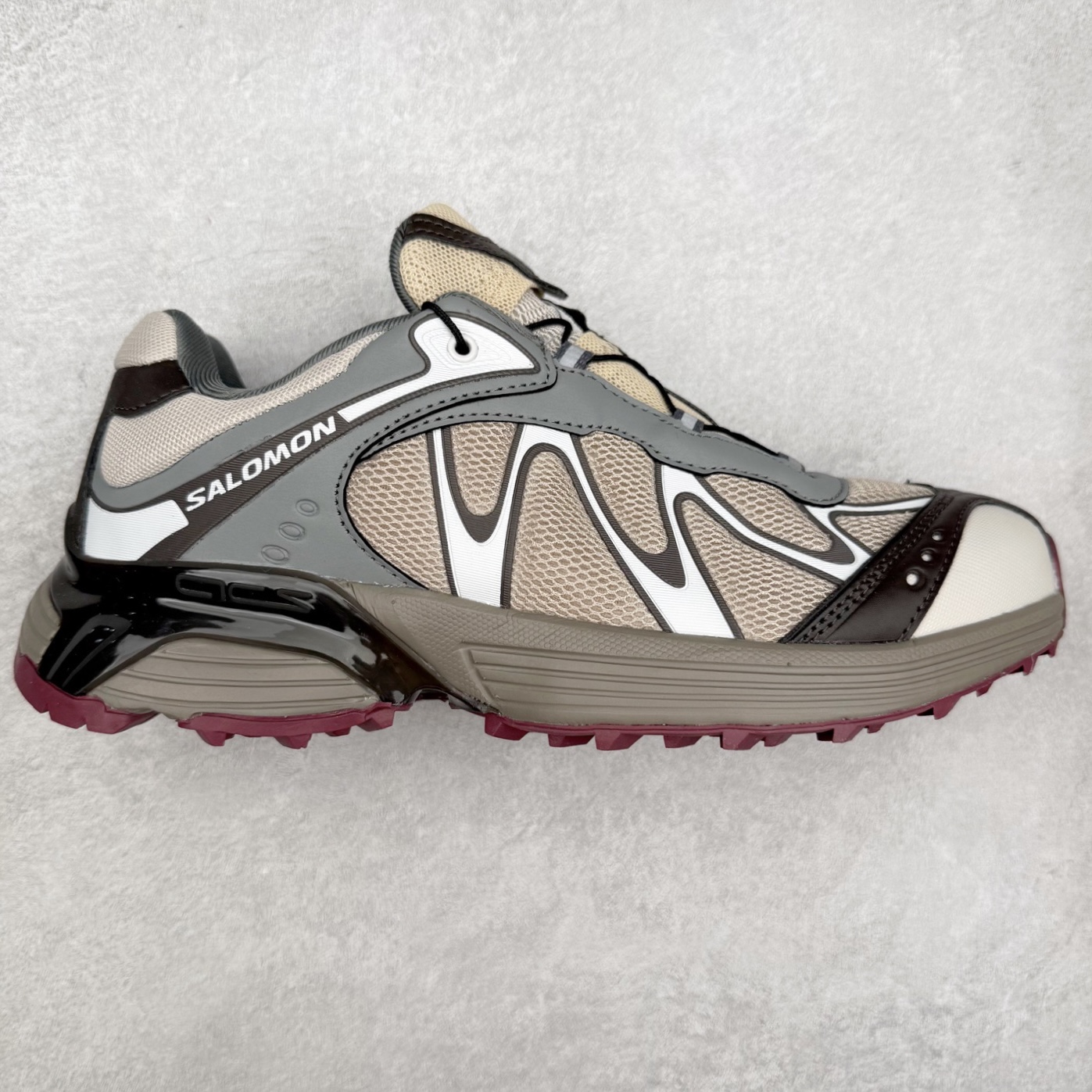 ＃福利特价 SALOMON XT-WHISPER 萨洛蒙圆头防滑耐磨低帮休闲越野训练城市通勤跑步鞋 鞋面以“锯齿”状的包裹系统呈现 在基色底之下加入了各种色点缀 将公司的最新技术和时尚前卫的造型融入耐用的长跑款式中 鞋面由 TPU 薄膜制成 并焊接在高耐磨网眼上 使其既时尚又坚固 由 ACS底盘支撑 可增强稳定性和支撑力 以及由橡胶凸耳 Contragrip外底覆盖的 EVA 缓冲中底 旨在应对崎岖的地形 鞋舌上的彩色Salomon 标签、Quicklace 系统以及鞋头、鞋舌和鞋跟上的附加品牌使细节更加完美 让穿着者可以轻松驾驭户外与通勤下的任何运动生活场景 无缝鞋身户外随意纵横 颜值与脚感兼备 出街通勤 绝对非常吸睛 你值得拥有 尺码：36 36.5 37.5 38 38.5 39 40 40.5 41 42 42.5 43 44 44.5 45-选品中心