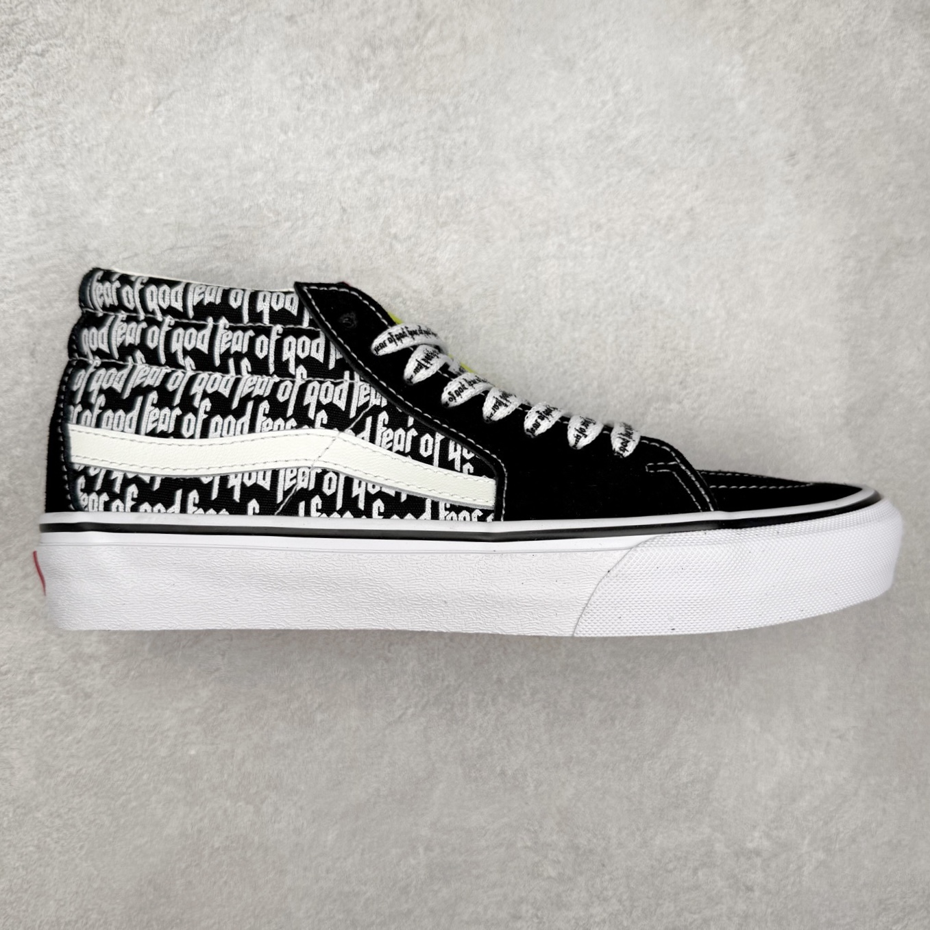 Vans SK8-Hi x Fog联名 全新一代 高帮硫化帆布鞋 该鞋款以白线勾勒出整体造型,鞋面采用帆布搭配麂皮材质,鞋身布满Fog黑白字体彰显联名,极具辨识度,上脚百搭不出错。 尺码:35 36 36.5 37 38 38.5 39 40 40.5 41 42 42.5 43 44-选品中心