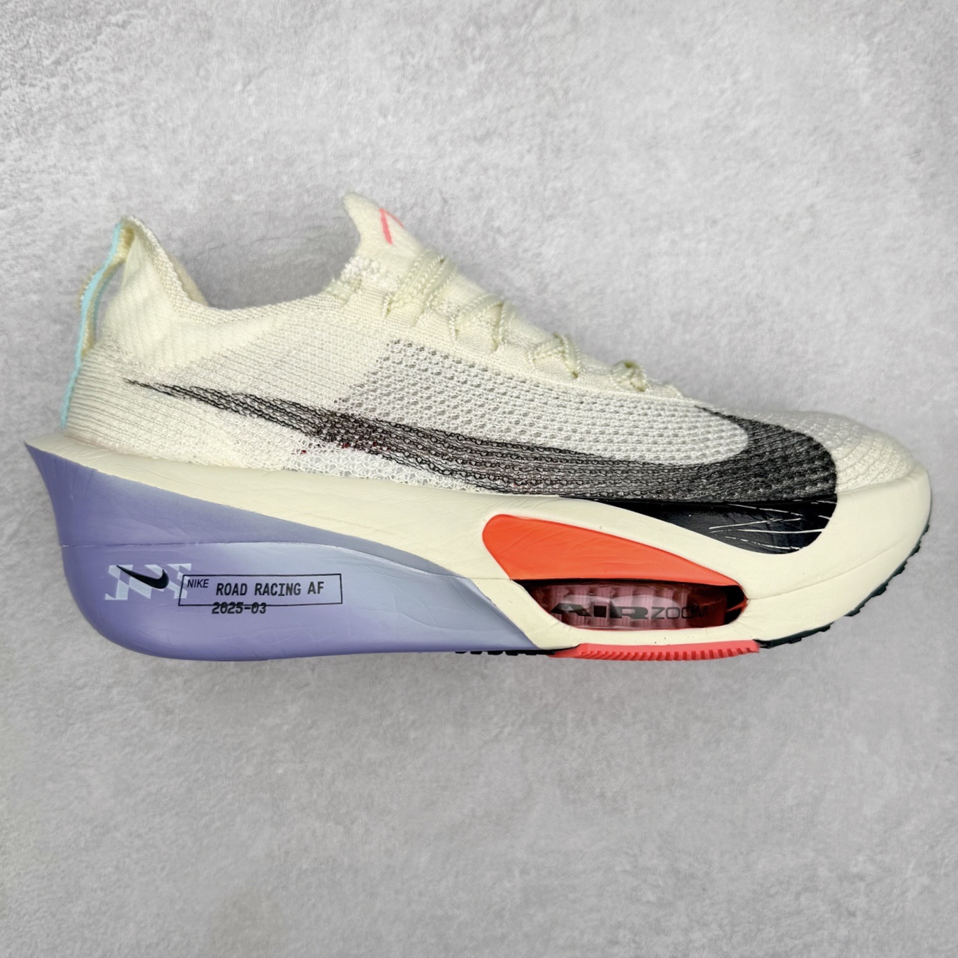 NK Air Zoom Alphafly NEXT% 3 2024全新马拉松超级跑鞋 有史以来最轻盈、测试次数最多的NK Alphafly 经过精英马拉松运动员的测试验证 并搭载Air Zoom气垫 旨在助力跑者实现突破 取得更佳的成绩 在开发过程中 Alphafly 3帮助耐克运动员凯尔文·基普图姆（Kelvin Kiptum）以2：00：35的成绩刷新了马拉松世界纪录 Alphafly的动力设计没有改变——Air Zoom气垫单元、Flyplate碳纤维板和ZoomX泡绵 但是整体系统的制作方法略有调整 优化和提升了对运动员的帮助 主要更新包括一体式鞋底 提供顺畅稳定的“后跟到脚趾”过渡；更宽的全长Flyplate碳纤维板提供稳定助推力 全新Fast Shot外底保证出色牵引力和抓地力 全新Atomknit 3.0鞋面提供更强的控制力、透气性和中足支撑力 尺码：36 36.5 37.5 38 38.5 39 40 40.5 41 42 42.5 43 44 44.5 45-选品中心