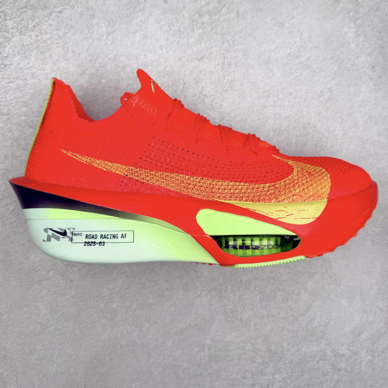NK Air Zoom Alphafly NEXT% 3 2024全新马拉松超级跑鞋 有史以来最轻盈、测试次数最多的NK Alphafly 经过精英马拉松运动员的测试验证 并搭载Air Zoom气垫 旨在助力跑者实现突破 取得更佳的成绩 在开发过程中 Alphafly 3帮助耐克运动员凯尔文·基普图姆（Kelvin Kiptum）以2：00：35的成绩刷新了马拉松世界纪录 Alphafly的动力设计没有改变——Air Zoom气垫单元、Flyplate碳纤维板和ZoomX泡绵 但是整体系统的制作方法略有调整 优化和提升了对运动员的帮助 主要更新包括一体式鞋底 提供顺畅稳定的“后跟到脚趾”过渡；更宽的全长Flyplate碳纤维板提供稳定助推力 全新Fast Shot外底保证出色牵引力和抓地力 全新Atomknit 3.0鞋面提供更强的控制力、透气性和中足支撑力 尺码：36 36.5 37.5 38 38.5 39 40 40.5 41 42 42.5 43 44 44.5 45-选品中心