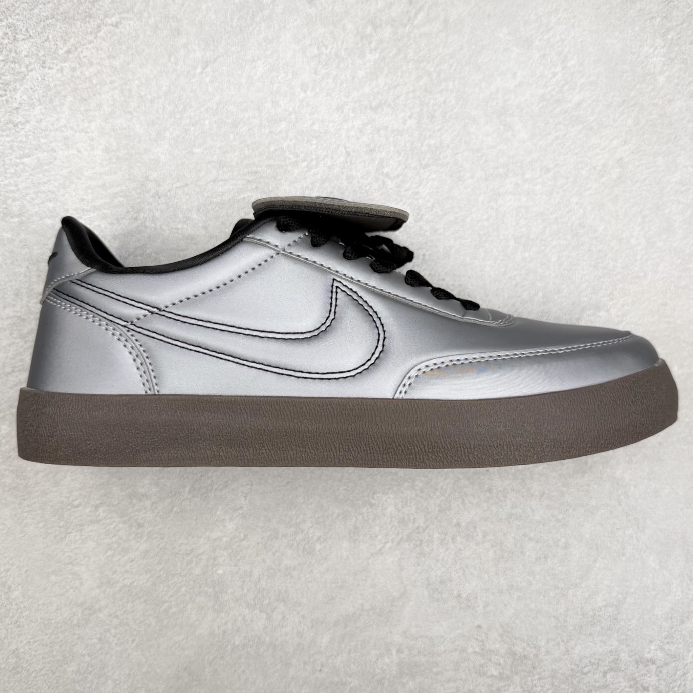 J.Crew x NK Killshot II Leather 联名复古板鞋 IM4842-099 采用米白色皮革制作鞋身 Swoosh 点缀其中 最后搭载棕色生胶大底 流露出满满的复古气气息 尺码:36 36.5 37.5 38 38.5 39 40 40.5 41 42 42.5 43 44 44.5 45-选品中心