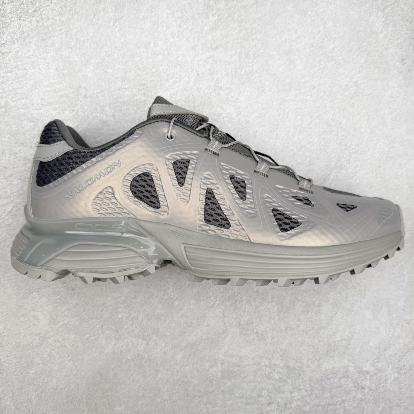 ＃HP SALOMON XT-WHISPER 萨洛蒙圆头防滑耐磨低帮休闲越野训练城市通勤跑步鞋 男女同款 浅棕色 纯原外贸平台特供订单 耗时半年巨作 全套原纸板楦头开发 原厂特供网布配套加持 确保原汁原味 完美呈现版型 原档数据独家私模五层组合大底 男女鞋同步官方开发至46.5 原装Ortholite轻量化鞋垫 中底布带钢印编号 原厂TPU锁扣 进口港宝加持 后跟自然饱满 还原公司包裹性 鞋面以“锯齿”状的包裹系统呈现 在基色底之下加入了各种色点缀 将公司的最新技术和时尚前卫的造型融入耐用的长跑款式中 鞋面由 TPU 薄膜制成 并焊接在高耐磨网眼上 使其既时尚又坚固 由 ACS底盘支撑 可增强稳定性和支撑力 以及由橡胶凸耳 Contragrip外底覆盖的 EVA 缓冲中底 旨在应对崎岖的地形 鞋舌上的彩色Salomon 标签、Quicklace 系统以及鞋头、鞋舌和鞋跟上的附加品牌使细节更加完美 让穿着者可以轻松驾驭户外与通勤下的任何运动生活场景 无缝鞋身户外随意纵横 颜值与脚感兼备 出街通勤 绝对非常吸睛 你值得拥有 尺码：36 36.5 37.5 38 38.5 39 40 40.5 41 42 42.5 43 44 44.5 45 46 46.5 注意：偏小1码-选品中心