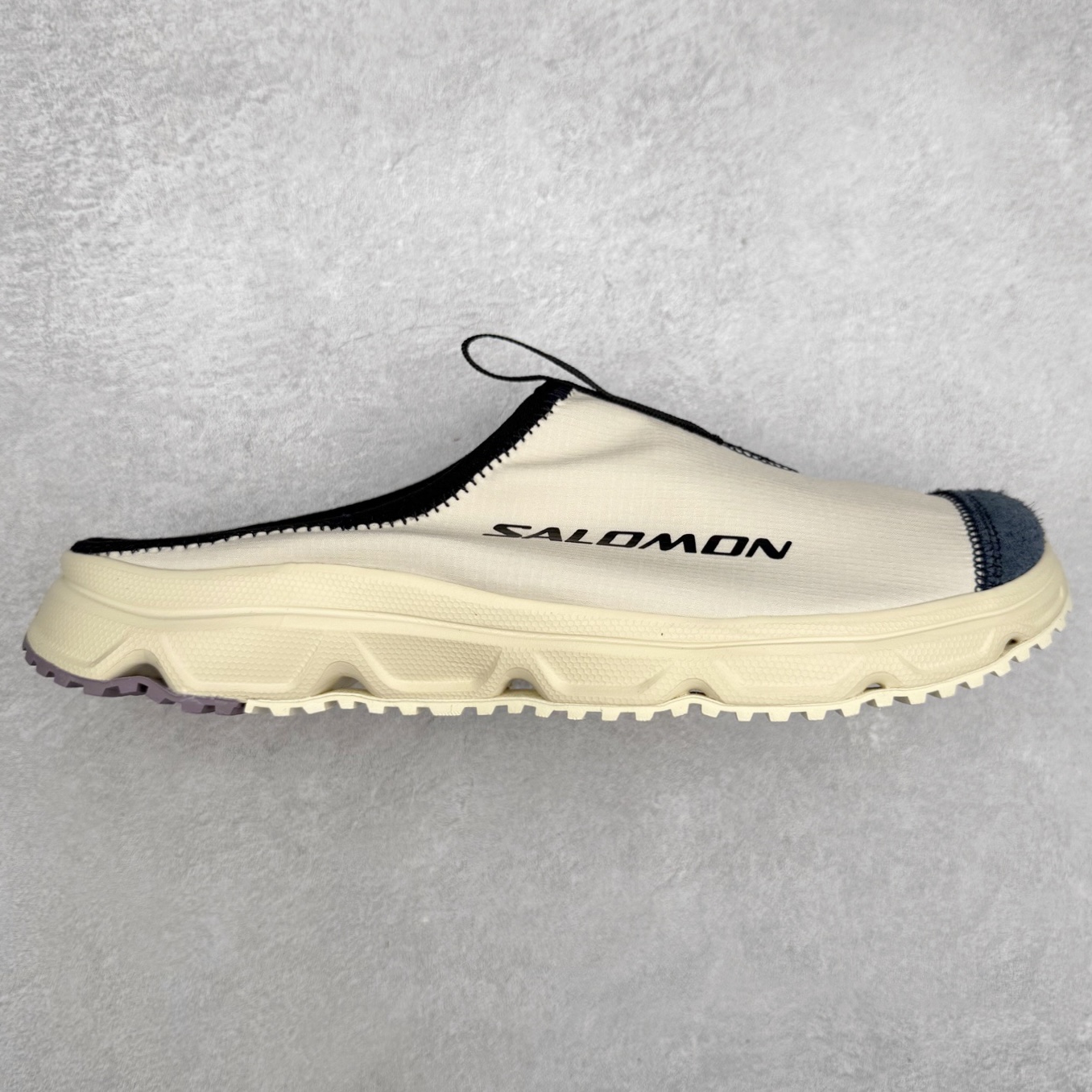 ＃HP SALOMON萨洛蒙 RX Slide 3.0 CANVAS 舒适柔软 防滑包头拖鞋 男女同款 SALOMON诞生于1947年的法国阿尔卑斯山区，全球知名的户外运动品牌。一直致力于推动滑雪、越野跑等山地运动的发展及产品的进步。其产品设计致力于追求创新和发掘产品的性能极限，帮助喜欢自由的人在山地间不断挑战自我。实拍调校N版已经零色差零失真 百分百还原实物色彩所见即所得 不存在货不对板色差等低级问题 选购参考实物拍摄 不混卖不参货 只用心做好货严格选品 承诺混一赔十 尺码：36 36.5 37.5 38 38.5 39 40 40.5 41 42 42.5 43 44 44.5 45-选品中心