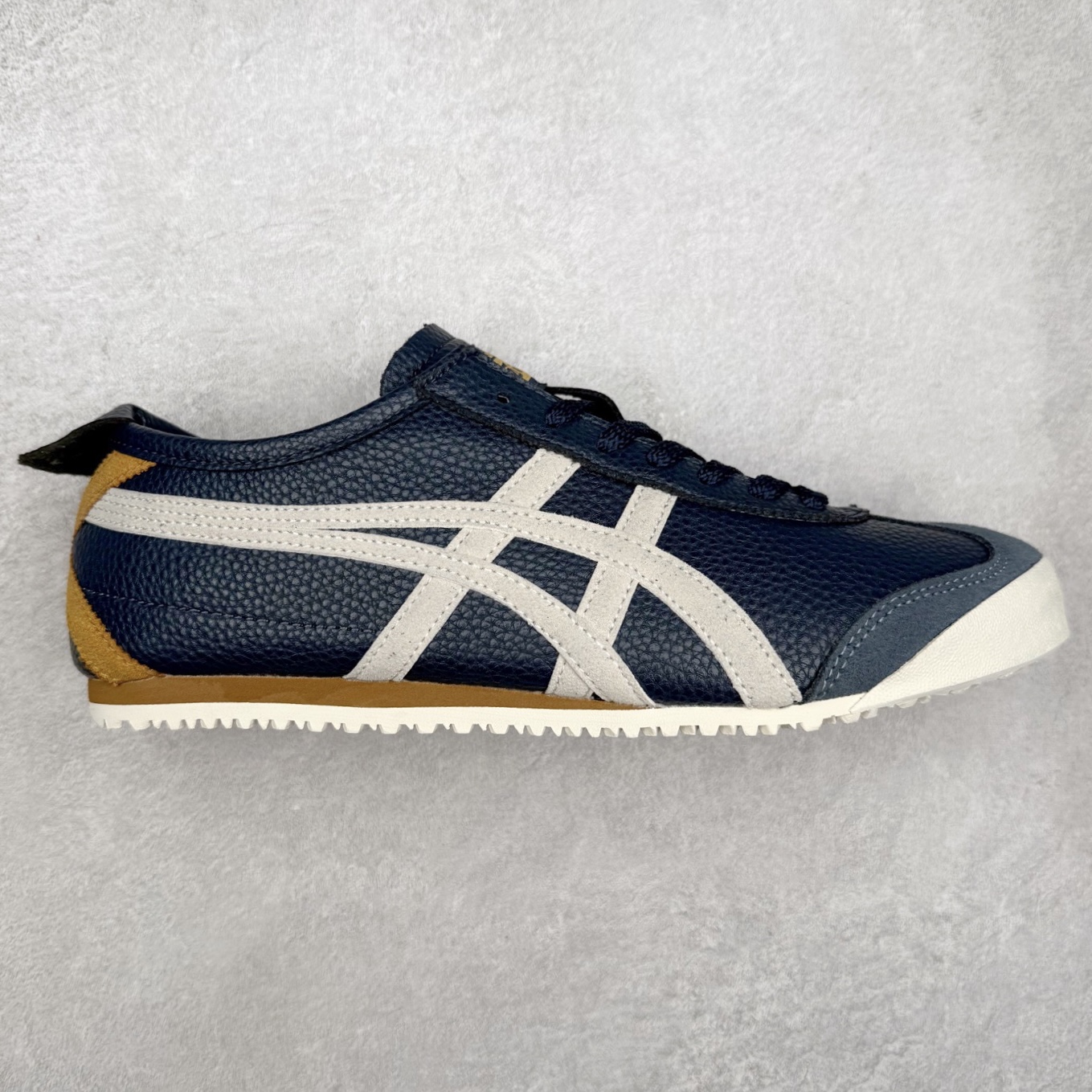 ＃纯原福利 Asics Onitsuka Tiger MEXICO 66 亚瑟士鬼冢虎复古经典板鞋 市场最强版本 原厂牛津布加持 海外订单工厂出品 超成熟稳定的做工品控 原装全套纸板楦头开发 原汁原味 完美呈现版型 私模正确鞋底咬花纹路 一比一鞋头弧度高度鞋身弧度 绝不口嗨 细节品控鞋型随意秒杀市面 原档咬花纹路私模大底 一个单元有六个三角形 总体形拼接呈现花瓣状 官方四联吊牌 原装Ortholite轻量化鞋垫 原盒原配 质保卡 说明书 钢印防尘纸 纸板中底带钢印 乳胶组合鞋垫 支持全方位的对比专柜 产品从款式颜色造型上体现出追求舒适和细节的完美 鞋类更是推崇手工制作的严谨与完美 融舒适性与可穿性的设计风格 注重细节的完美和别致魅力 既保持稳重 又不失轻松的时尚感 尺码：36 37 37.5 38 39 39.5 40 40.5 41.5 42 42.5 43.5 44 45-选品中心