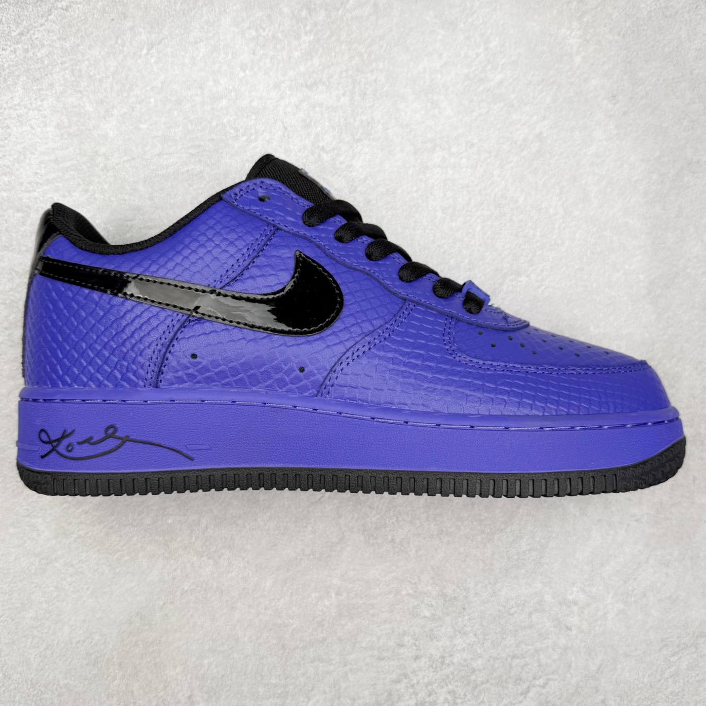 NK Air Force 1´07 Low 空军一号低帮百搭休闲运动板鞋 II7062-500 柔软、弹性十足的缓震性能和出色的中底设计 横跨复古与现代的外型结合 造就出风靡全球 三十多年的Force 1 直到今天还深受青睐 实拍调校N版已经零色差零失真 百分百还原实物色彩所见即所得 不存在货不对板色差等低级问题 选购参考实物拍摄 不混卖不参货 只用心做好货严格选品 承诺混一赔十 尺码：36 36.5 37.5 38 38.5 39 40 40.5 41 42 42.5 43 44 44.5 45-选品中心