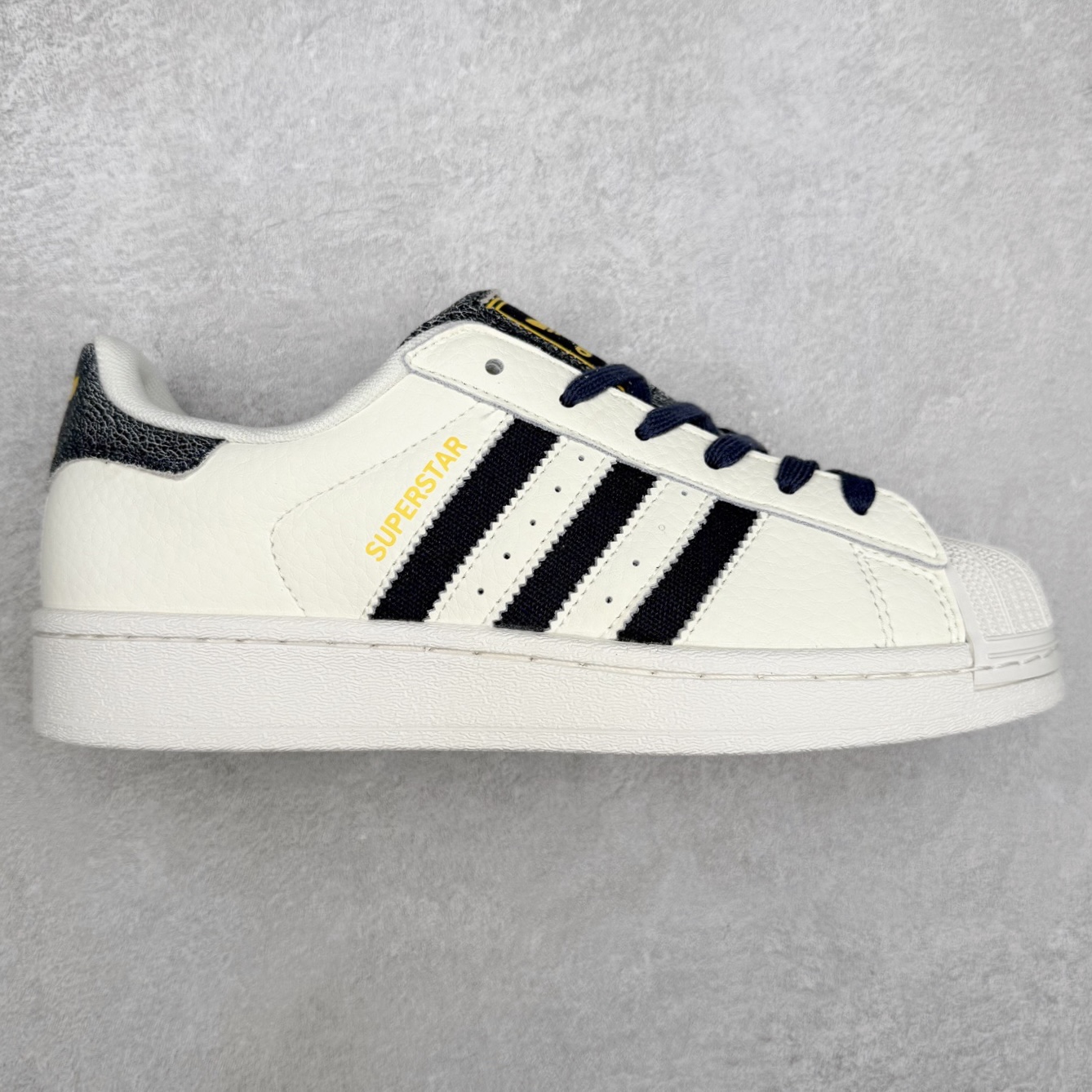 AD Originals Superstar 经典复古贝壳头板鞋 JR6989 诞生于1969年 是第一双将全皮面鞋 身与橡胶鞋头结合在一起的低帮篮球鞋 Superstar最开始 是作为高帮篮球鞋Pro Model的低帮版本而出现的 但因为其独特和醒目的橡胶鞋头造型而让大家熟知 被大家形象地称为\\\”shelltoe\\\”贝壳头 在70年代的美国职业篮球场上 接近3/4的NBA球员都将这双Superstar作为场上用鞋 80年代之后 经过不断的改良和发展 Superstar逐渐成为横跨时装、音乐、街头文化、休闲和运动等各大领域的时尚潮鞋 尺码：36 36.5 37 38 38.5 39 40 40.5 41 42 42.5 43 44 44.5 45-选品中心