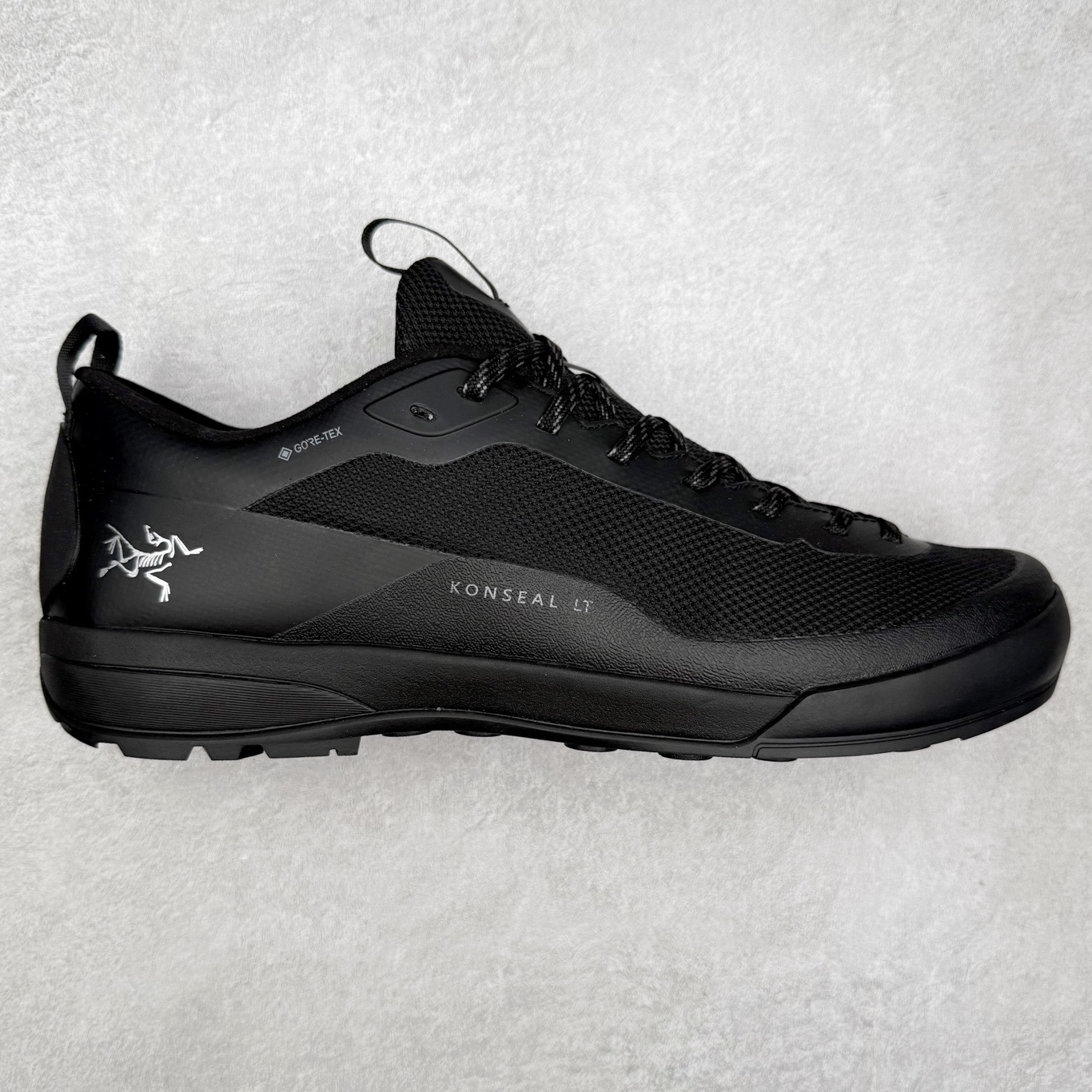 ＃HP Arcteryx Konseal Lt 始祖鸟舒适百搭防滑耐磨低帮登山鞋 Arcteryx中文名始祖鸟 加拿大户外服饰品牌 1989年创立于加拿大温哥华 始祖鸟来自加拿大海岸山脉 植根高山的专业户外品牌 始终秉承对精湛设计和工艺孜孜以求的准则 从1989年创立至今 Arcteryx始终不断在产品设计与做工上不惜工本 以满足始祖鸟的标准 品质、设计以及精简的理念造就了其良好的性能 并能满足严苛环境下的使用需求 尺码：36 37 38 39 40 41 42 43 44-选品中心