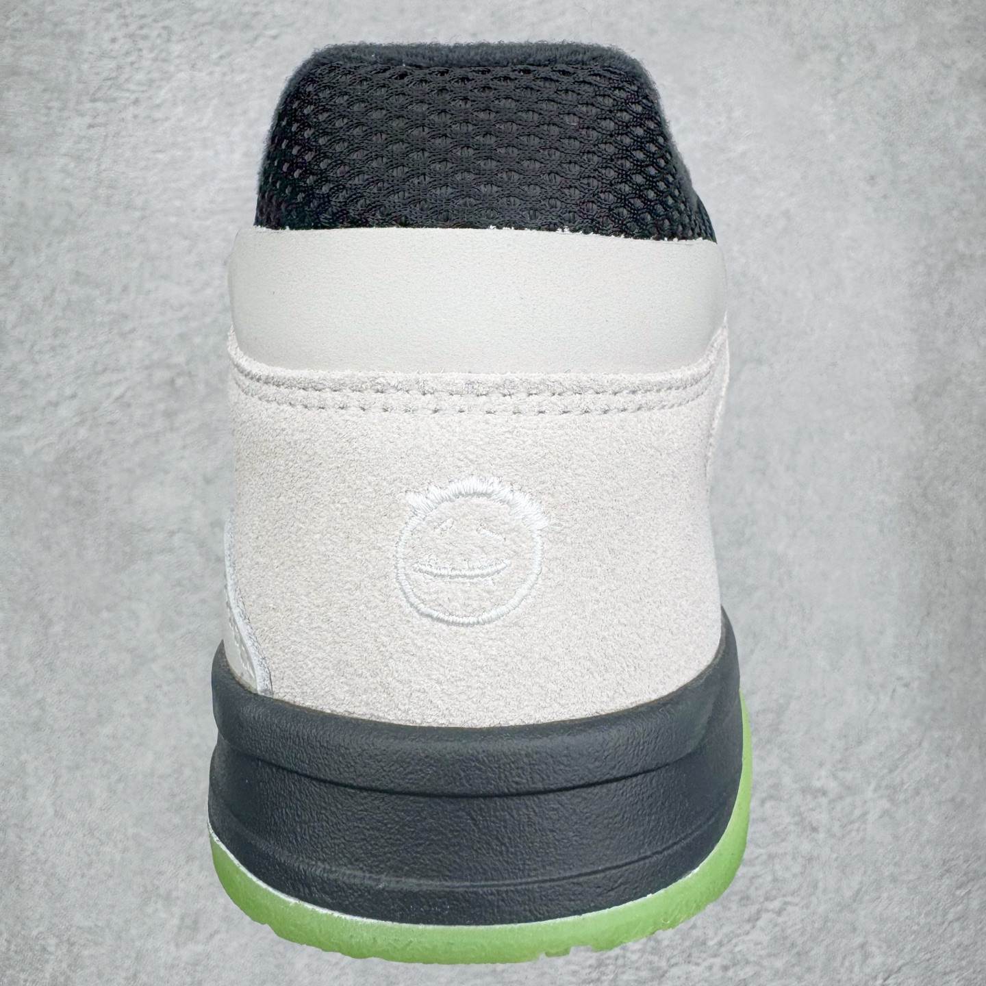 图片[8]-＃PK纯原 Travis Scott x Jordan AJ Cut The Check TS倒钩联名魔术贴篮球鞋 黑绿 IH7971-001 注意默认配原盒盒子配套布袋不用加钱 退货丢失扣30元 原厂全套原楦原纸板冲刀磨具开发 原厂皮料加持 原厂港宝加持定型后跟R度完美 同源原厂电绣 鬼脸飞翼针数密度立体效果一致 百分百一致原鞋 原厂拉帮工艺 针距密度一致 后跟弧度收口自然不对折 极致一眼正品既视感 进口玻璃冲刀皮料裁剪零毛边 全鞋电脑针车工艺 品控清洁度最高QC检验标准 免检产品 原厂订购鞋盒、布袋、鞋标、防尘纸、鞋撑、鞋带 追求极致的原厂味道 配色方面采用白色为基础 搭配棕色框架呈现 完美还原了初代倒钩的配色设计 细节方面 标志性的反钩Swoosh采用米色点缀 鞋面还带有特殊的魔术贴细节 此外在鞋舌、后跟部分均带有Cactus Jack厂牌Logo 彰显鞋款特殊身份 尺码：36 36.5 37.5 38 38.5 39 40 40.5 41 42 42.5 43 44 44.5 45 46 47.5-选品中心