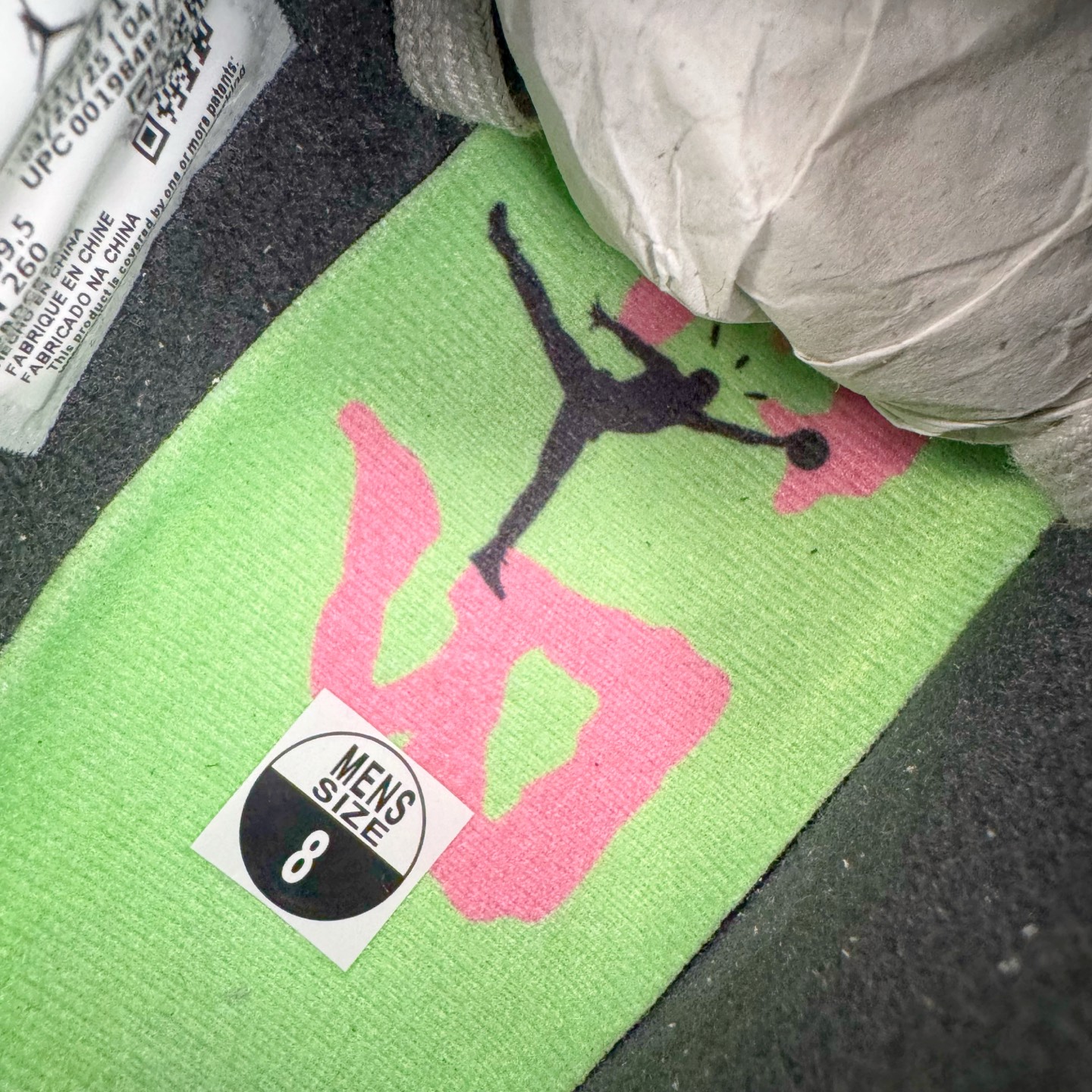 图片[21]-＃PK纯原 Travis Scott x Jordan AJ Cut The Check TS倒钩联名魔术贴篮球鞋 黑绿 IH7971-001 注意默认配原盒盒子配套布袋不用加钱 退货丢失扣30元 原厂全套原楦原纸板冲刀磨具开发 原厂皮料加持 原厂港宝加持定型后跟R度完美 同源原厂电绣 鬼脸飞翼针数密度立体效果一致 百分百一致原鞋 原厂拉帮工艺 针距密度一致 后跟弧度收口自然不对折 极致一眼正品既视感 进口玻璃冲刀皮料裁剪零毛边 全鞋电脑针车工艺 品控清洁度最高QC检验标准 免检产品 原厂订购鞋盒、布袋、鞋标、防尘纸、鞋撑、鞋带 追求极致的原厂味道 配色方面采用白色为基础 搭配棕色框架呈现 完美还原了初代倒钩的配色设计 细节方面 标志性的反钩Swoosh采用米色点缀 鞋面还带有特殊的魔术贴细节 此外在鞋舌、后跟部分均带有Cactus Jack厂牌Logo 彰显鞋款特殊身份 尺码：36 36.5 37.5 38 38.5 39 40 40.5 41 42 42.5 43 44 44.5 45 46 47.5-选品中心