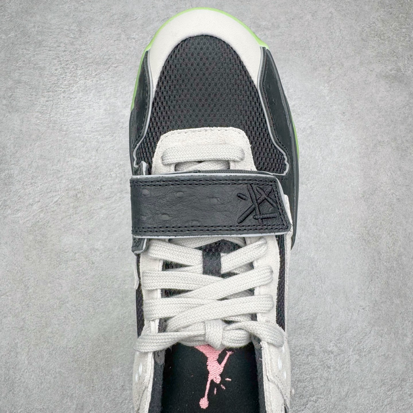 图片[4]-＃PK纯原 Travis Scott x Jordan AJ Cut The Check TS倒钩联名魔术贴篮球鞋 黑绿 IH7971-001 注意默认配原盒盒子配套布袋不用加钱 退货丢失扣30元 原厂全套原楦原纸板冲刀磨具开发 原厂皮料加持 原厂港宝加持定型后跟R度完美 同源原厂电绣 鬼脸飞翼针数密度立体效果一致 百分百一致原鞋 原厂拉帮工艺 针距密度一致 后跟弧度收口自然不对折 极致一眼正品既视感 进口玻璃冲刀皮料裁剪零毛边 全鞋电脑针车工艺 品控清洁度最高QC检验标准 免检产品 原厂订购鞋盒、布袋、鞋标、防尘纸、鞋撑、鞋带 追求极致的原厂味道 配色方面采用白色为基础 搭配棕色框架呈现 完美还原了初代倒钩的配色设计 细节方面 标志性的反钩Swoosh采用米色点缀 鞋面还带有特殊的魔术贴细节 此外在鞋舌、后跟部分均带有Cactus Jack厂牌Logo 彰显鞋款特殊身份 尺码：36 36.5 37.5 38 38.5 39 40 40.5 41 42 42.5 43 44 44.5 45 46 47.5-选品中心