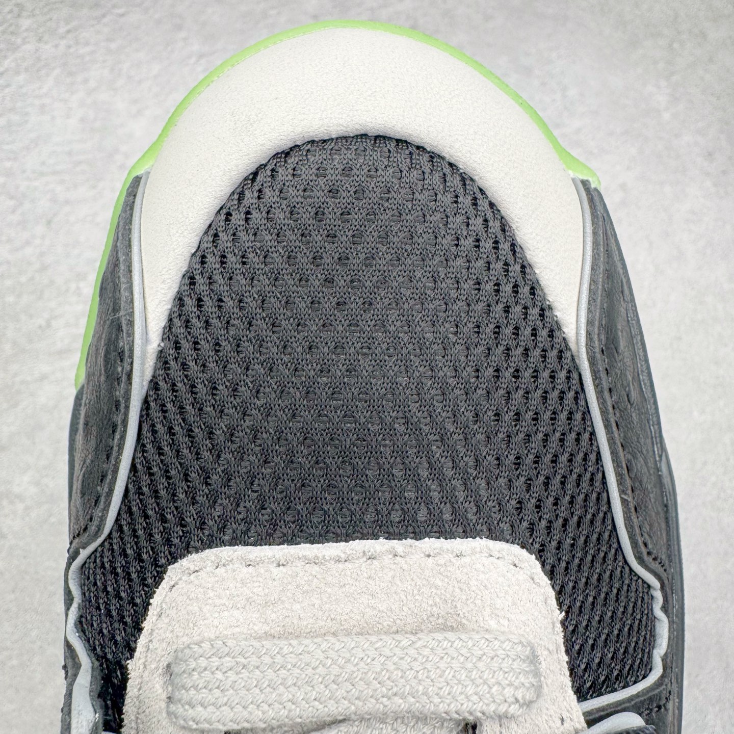 图片[12]-＃PK纯原 Travis Scott x Jordan AJ Cut The Check TS倒钩联名魔术贴篮球鞋 黑绿 IH7971-001 注意默认配原盒盒子配套布袋不用加钱 退货丢失扣30元 原厂全套原楦原纸板冲刀磨具开发 原厂皮料加持 原厂港宝加持定型后跟R度完美 同源原厂电绣 鬼脸飞翼针数密度立体效果一致 百分百一致原鞋 原厂拉帮工艺 针距密度一致 后跟弧度收口自然不对折 极致一眼正品既视感 进口玻璃冲刀皮料裁剪零毛边 全鞋电脑针车工艺 品控清洁度最高QC检验标准 免检产品 原厂订购鞋盒、布袋、鞋标、防尘纸、鞋撑、鞋带 追求极致的原厂味道 配色方面采用白色为基础 搭配棕色框架呈现 完美还原了初代倒钩的配色设计 细节方面 标志性的反钩Swoosh采用米色点缀 鞋面还带有特殊的魔术贴细节 此外在鞋舌、后跟部分均带有Cactus Jack厂牌Logo 彰显鞋款特殊身份 尺码：36 36.5 37.5 38 38.5 39 40 40.5 41 42 42.5 43 44 44.5 45 46 47.5-选品中心