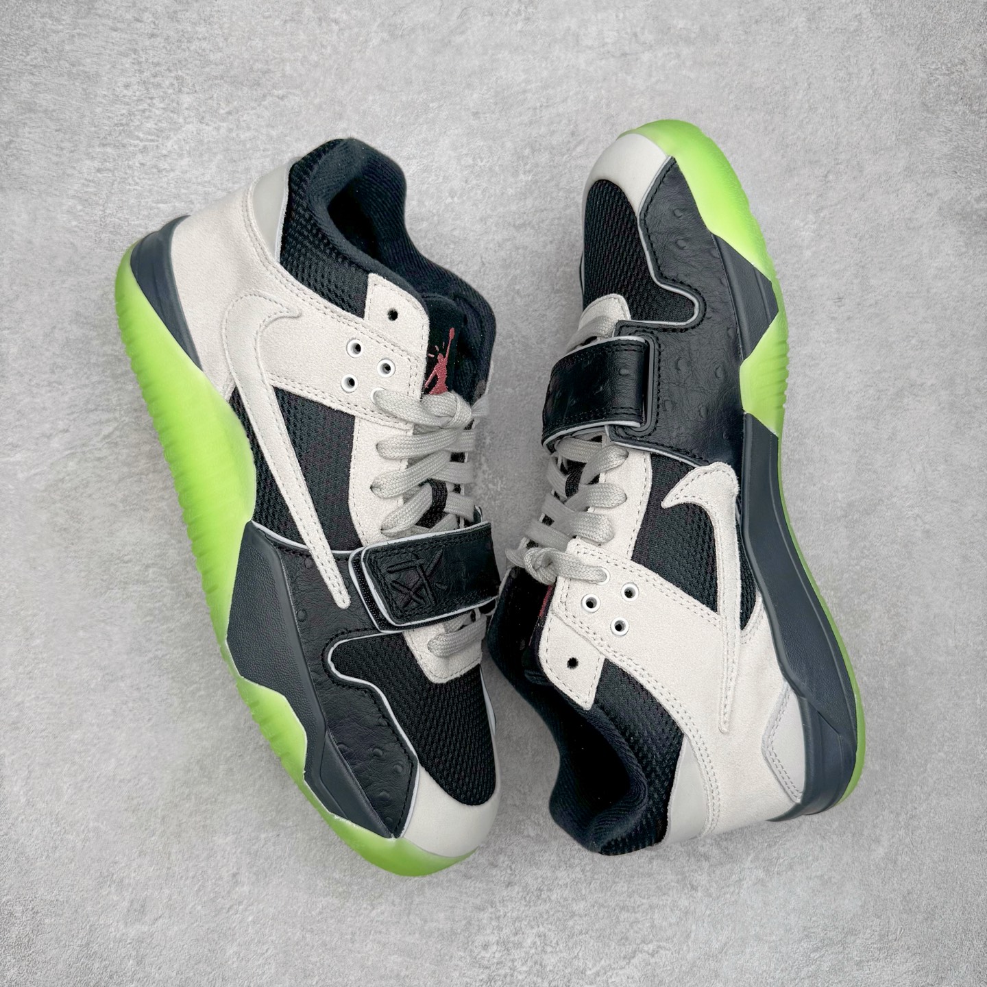 图片[3]-＃PK纯原 Travis Scott x Jordan AJ Cut The Check TS倒钩联名魔术贴篮球鞋 黑绿 IH7971-001 注意默认配原盒盒子配套布袋不用加钱 退货丢失扣30元 原厂全套原楦原纸板冲刀磨具开发 原厂皮料加持 原厂港宝加持定型后跟R度完美 同源原厂电绣 鬼脸飞翼针数密度立体效果一致 百分百一致原鞋 原厂拉帮工艺 针距密度一致 后跟弧度收口自然不对折 极致一眼正品既视感 进口玻璃冲刀皮料裁剪零毛边 全鞋电脑针车工艺 品控清洁度最高QC检验标准 免检产品 原厂订购鞋盒、布袋、鞋标、防尘纸、鞋撑、鞋带 追求极致的原厂味道 配色方面采用白色为基础 搭配棕色框架呈现 完美还原了初代倒钩的配色设计 细节方面 标志性的反钩Swoosh采用米色点缀 鞋面还带有特殊的魔术贴细节 此外在鞋舌、后跟部分均带有Cactus Jack厂牌Logo 彰显鞋款特殊身份 尺码：36 36.5 37.5 38 38.5 39 40 40.5 41 42 42.5 43 44 44.5 45 46 47.5-选品中心