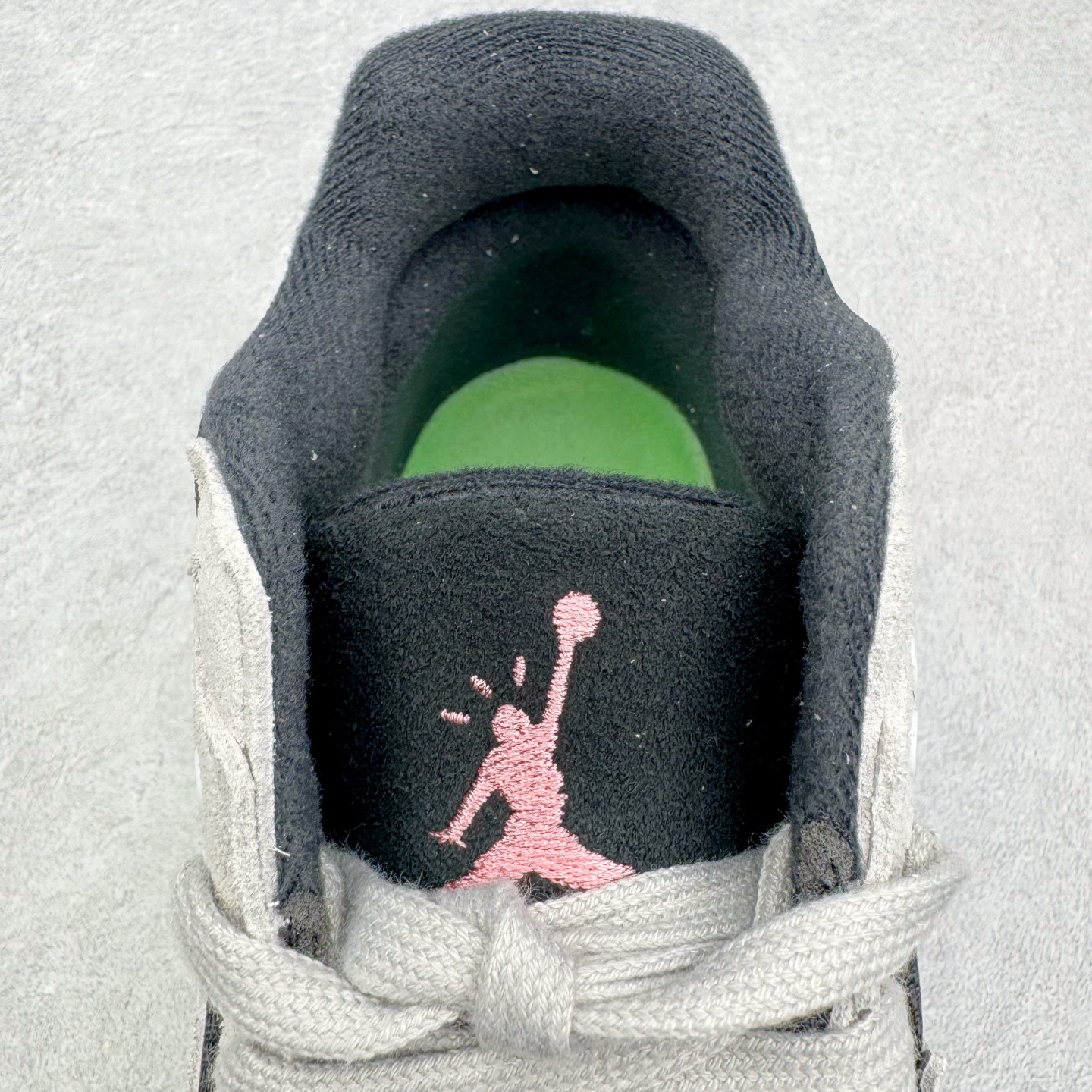 图片[18]-＃PK纯原 Travis Scott x Jordan AJ Cut The Check TS倒钩联名魔术贴篮球鞋 黑绿 IH7971-001 注意默认配原盒盒子配套布袋不用加钱 退货丢失扣30元 原厂全套原楦原纸板冲刀磨具开发 原厂皮料加持 原厂港宝加持定型后跟R度完美 同源原厂电绣 鬼脸飞翼针数密度立体效果一致 百分百一致原鞋 原厂拉帮工艺 针距密度一致 后跟弧度收口自然不对折 极致一眼正品既视感 进口玻璃冲刀皮料裁剪零毛边 全鞋电脑针车工艺 品控清洁度最高QC检验标准 免检产品 原厂订购鞋盒、布袋、鞋标、防尘纸、鞋撑、鞋带 追求极致的原厂味道 配色方面采用白色为基础 搭配棕色框架呈现 完美还原了初代倒钩的配色设计 细节方面 标志性的反钩Swoosh采用米色点缀 鞋面还带有特殊的魔术贴细节 此外在鞋舌、后跟部分均带有Cactus Jack厂牌Logo 彰显鞋款特殊身份 尺码：36 36.5 37.5 38 38.5 39 40 40.5 41 42 42.5 43 44 44.5 45 46 47.5-选品中心