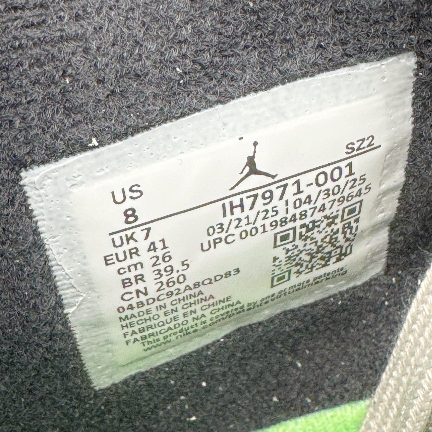 图片[19]-＃PK纯原 Travis Scott x Jordan AJ Cut The Check TS倒钩联名魔术贴篮球鞋 黑绿 IH7971-001 注意默认配原盒盒子配套布袋不用加钱 退货丢失扣30元 原厂全套原楦原纸板冲刀磨具开发 原厂皮料加持 原厂港宝加持定型后跟R度完美 同源原厂电绣 鬼脸飞翼针数密度立体效果一致 百分百一致原鞋 原厂拉帮工艺 针距密度一致 后跟弧度收口自然不对折 极致一眼正品既视感 进口玻璃冲刀皮料裁剪零毛边 全鞋电脑针车工艺 品控清洁度最高QC检验标准 免检产品 原厂订购鞋盒、布袋、鞋标、防尘纸、鞋撑、鞋带 追求极致的原厂味道 配色方面采用白色为基础 搭配棕色框架呈现 完美还原了初代倒钩的配色设计 细节方面 标志性的反钩Swoosh采用米色点缀 鞋面还带有特殊的魔术贴细节 此外在鞋舌、后跟部分均带有Cactus Jack厂牌Logo 彰显鞋款特殊身份 尺码：36 36.5 37.5 38 38.5 39 40 40.5 41 42 42.5 43 44 44.5 45 46 47.5-选品中心
