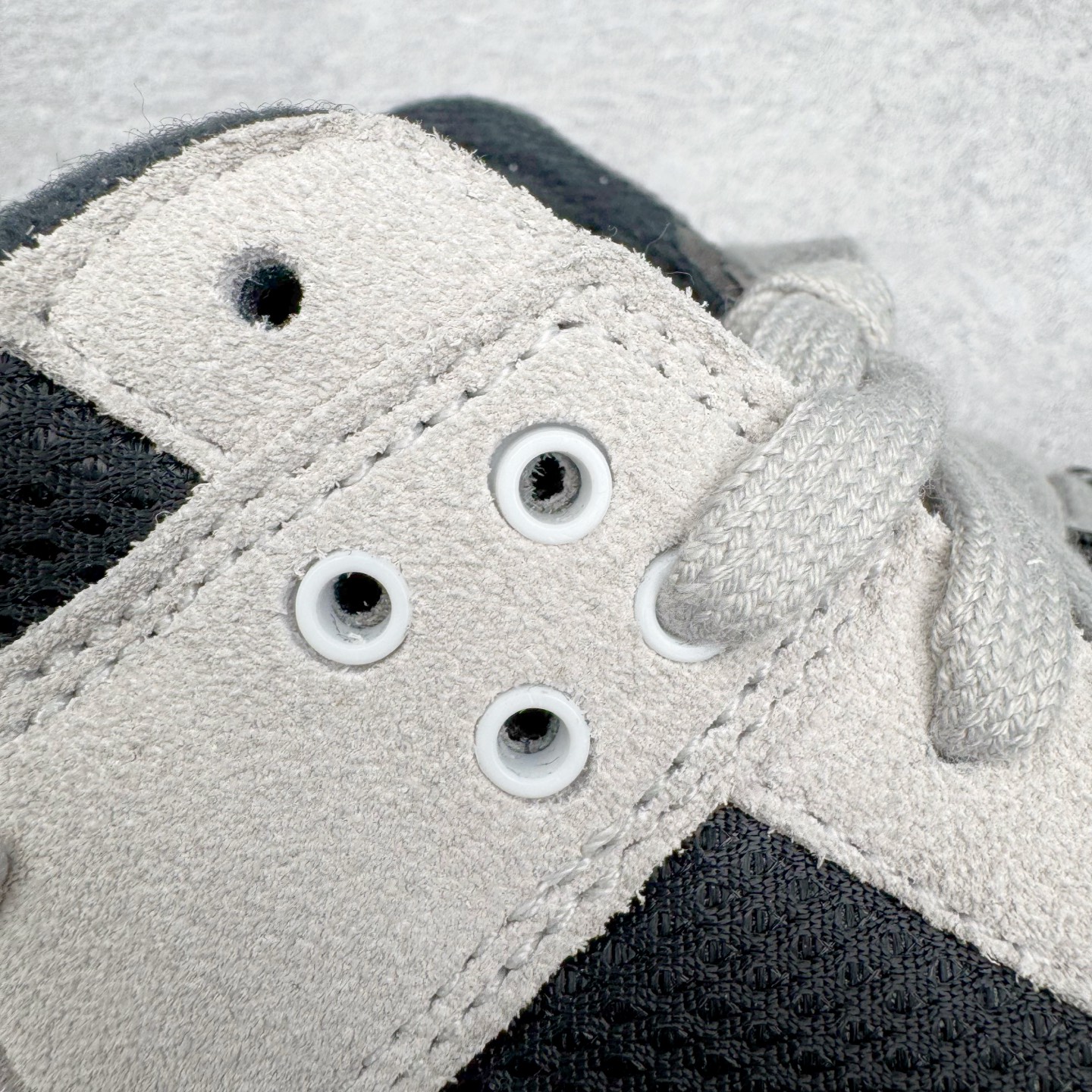 图片[15]-＃PK纯原 Travis Scott x Jordan AJ Cut The Check TS倒钩联名魔术贴篮球鞋 黑绿 IH7971-001 注意默认配原盒盒子配套布袋不用加钱 退货丢失扣30元 原厂全套原楦原纸板冲刀磨具开发 原厂皮料加持 原厂港宝加持定型后跟R度完美 同源原厂电绣 鬼脸飞翼针数密度立体效果一致 百分百一致原鞋 原厂拉帮工艺 针距密度一致 后跟弧度收口自然不对折 极致一眼正品既视感 进口玻璃冲刀皮料裁剪零毛边 全鞋电脑针车工艺 品控清洁度最高QC检验标准 免检产品 原厂订购鞋盒、布袋、鞋标、防尘纸、鞋撑、鞋带 追求极致的原厂味道 配色方面采用白色为基础 搭配棕色框架呈现 完美还原了初代倒钩的配色设计 细节方面 标志性的反钩Swoosh采用米色点缀 鞋面还带有特殊的魔术贴细节 此外在鞋舌、后跟部分均带有Cactus Jack厂牌Logo 彰显鞋款特殊身份 尺码：36 36.5 37.5 38 38.5 39 40 40.5 41 42 42.5 43 44 44.5 45 46 47.5-选品中心