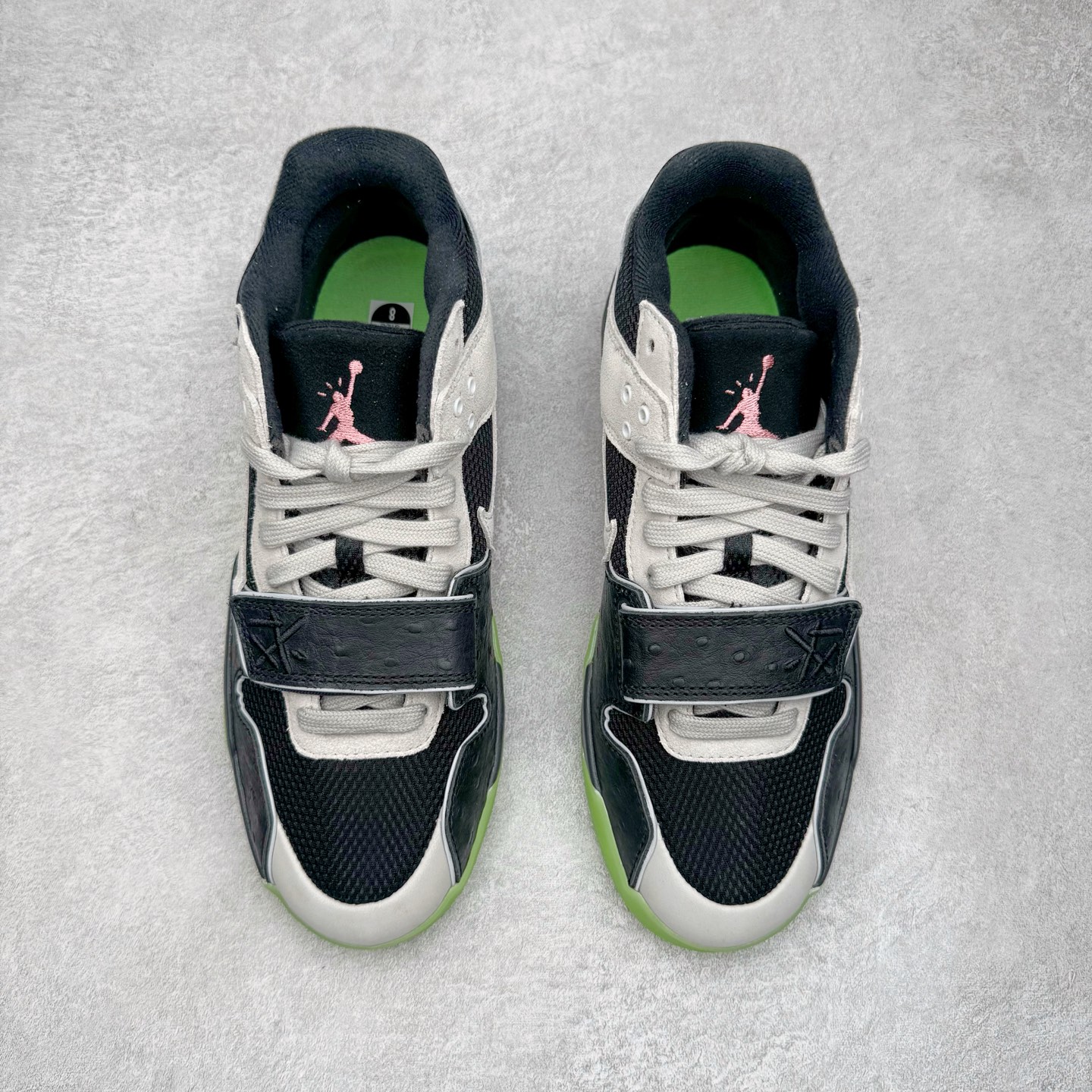 图片[2]-＃PK纯原 Travis Scott x Jordan AJ Cut The Check TS倒钩联名魔术贴篮球鞋 黑绿 IH7971-001 注意默认配原盒盒子配套布袋不用加钱 退货丢失扣30元 原厂全套原楦原纸板冲刀磨具开发 原厂皮料加持 原厂港宝加持定型后跟R度完美 同源原厂电绣 鬼脸飞翼针数密度立体效果一致 百分百一致原鞋 原厂拉帮工艺 针距密度一致 后跟弧度收口自然不对折 极致一眼正品既视感 进口玻璃冲刀皮料裁剪零毛边 全鞋电脑针车工艺 品控清洁度最高QC检验标准 免检产品 原厂订购鞋盒、布袋、鞋标、防尘纸、鞋撑、鞋带 追求极致的原厂味道 配色方面采用白色为基础 搭配棕色框架呈现 完美还原了初代倒钩的配色设计 细节方面 标志性的反钩Swoosh采用米色点缀 鞋面还带有特殊的魔术贴细节 此外在鞋舌、后跟部分均带有Cactus Jack厂牌Logo 彰显鞋款特殊身份 尺码：36 36.5 37.5 38 38.5 39 40 40.5 41 42 42.5 43 44 44.5 45 46 47.5-选品中心