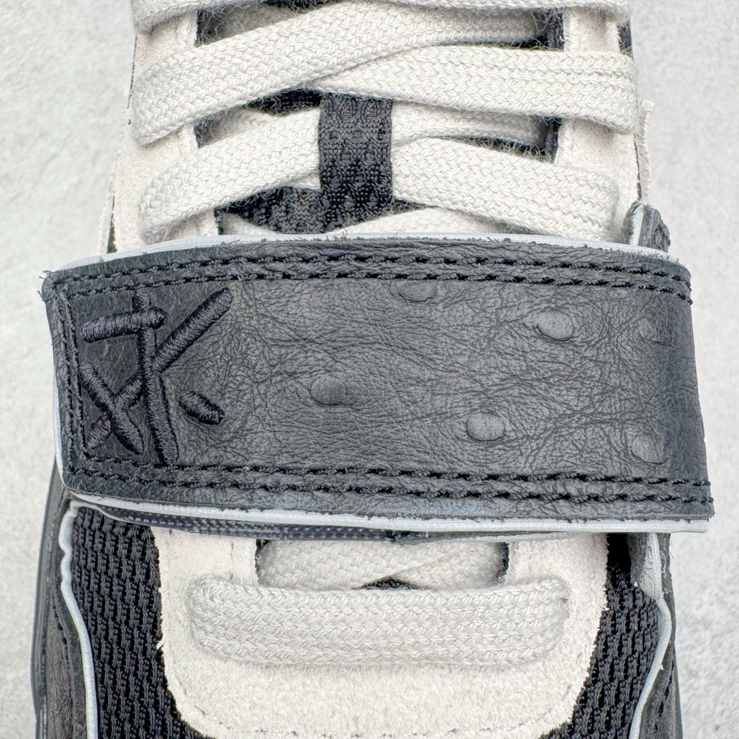 图片[11]-＃PK纯原 Travis Scott x Jordan AJ Cut The Check TS倒钩联名魔术贴篮球鞋 黑绿 IH7971-001 注意默认配原盒盒子配套布袋不用加钱 退货丢失扣30元 原厂全套原楦原纸板冲刀磨具开发 原厂皮料加持 原厂港宝加持定型后跟R度完美 同源原厂电绣 鬼脸飞翼针数密度立体效果一致 百分百一致原鞋 原厂拉帮工艺 针距密度一致 后跟弧度收口自然不对折 极致一眼正品既视感 进口玻璃冲刀皮料裁剪零毛边 全鞋电脑针车工艺 品控清洁度最高QC检验标准 免检产品 原厂订购鞋盒、布袋、鞋标、防尘纸、鞋撑、鞋带 追求极致的原厂味道 配色方面采用白色为基础 搭配棕色框架呈现 完美还原了初代倒钩的配色设计 细节方面 标志性的反钩Swoosh采用米色点缀 鞋面还带有特殊的魔术贴细节 此外在鞋舌、后跟部分均带有Cactus Jack厂牌Logo 彰显鞋款特殊身份 尺码：36 36.5 37.5 38 38.5 39 40 40.5 41 42 42.5 43 44 44.5 45 46 47.5-选品中心