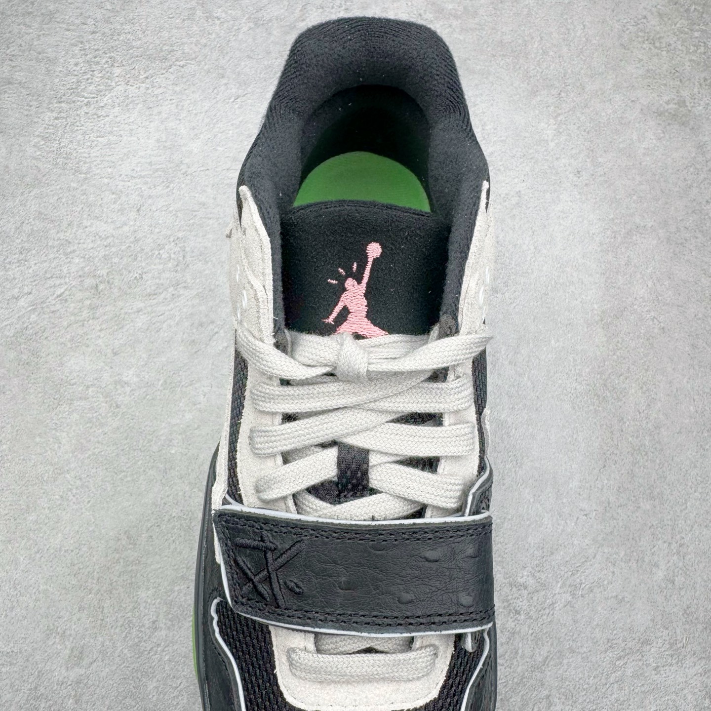 图片[5]-＃PK纯原 Travis Scott x Jordan AJ Cut The Check TS倒钩联名魔术贴篮球鞋 黑绿 IH7971-001 注意默认配原盒盒子配套布袋不用加钱 退货丢失扣30元 原厂全套原楦原纸板冲刀磨具开发 原厂皮料加持 原厂港宝加持定型后跟R度完美 同源原厂电绣 鬼脸飞翼针数密度立体效果一致 百分百一致原鞋 原厂拉帮工艺 针距密度一致 后跟弧度收口自然不对折 极致一眼正品既视感 进口玻璃冲刀皮料裁剪零毛边 全鞋电脑针车工艺 品控清洁度最高QC检验标准 免检产品 原厂订购鞋盒、布袋、鞋标、防尘纸、鞋撑、鞋带 追求极致的原厂味道 配色方面采用白色为基础 搭配棕色框架呈现 完美还原了初代倒钩的配色设计 细节方面 标志性的反钩Swoosh采用米色点缀 鞋面还带有特殊的魔术贴细节 此外在鞋舌、后跟部分均带有Cactus Jack厂牌Logo 彰显鞋款特殊身份 尺码：36 36.5 37.5 38 38.5 39 40 40.5 41 42 42.5 43 44 44.5 45 46 47.5-选品中心