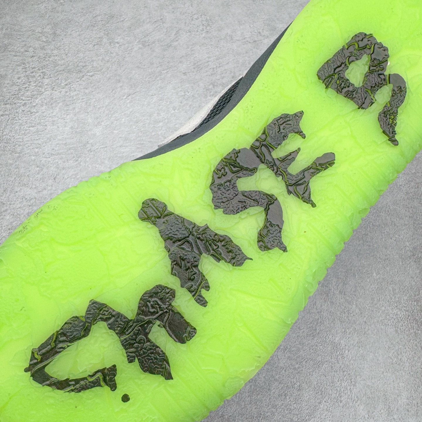 图片[10]-＃PK纯原 Travis Scott x Jordan AJ Cut The Check TS倒钩联名魔术贴篮球鞋 黑绿 IH7971-001 注意默认配原盒盒子配套布袋不用加钱 退货丢失扣30元 原厂全套原楦原纸板冲刀磨具开发 原厂皮料加持 原厂港宝加持定型后跟R度完美 同源原厂电绣 鬼脸飞翼针数密度立体效果一致 百分百一致原鞋 原厂拉帮工艺 针距密度一致 后跟弧度收口自然不对折 极致一眼正品既视感 进口玻璃冲刀皮料裁剪零毛边 全鞋电脑针车工艺 品控清洁度最高QC检验标准 免检产品 原厂订购鞋盒、布袋、鞋标、防尘纸、鞋撑、鞋带 追求极致的原厂味道 配色方面采用白色为基础 搭配棕色框架呈现 完美还原了初代倒钩的配色设计 细节方面 标志性的反钩Swoosh采用米色点缀 鞋面还带有特殊的魔术贴细节 此外在鞋舌、后跟部分均带有Cactus Jack厂牌Logo 彰显鞋款特殊身份 尺码：36 36.5 37.5 38 38.5 39 40 40.5 41 42 42.5 43 44 44.5 45 46 47.5-选品中心