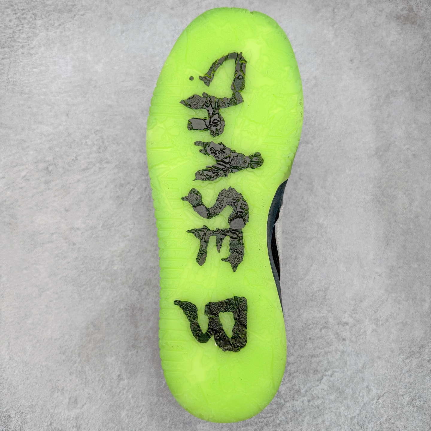 图片[9]-＃PK纯原 Travis Scott x Jordan AJ Cut The Check TS倒钩联名魔术贴篮球鞋 黑绿 IH7971-001 注意默认配原盒盒子配套布袋不用加钱 退货丢失扣30元 原厂全套原楦原纸板冲刀磨具开发 原厂皮料加持 原厂港宝加持定型后跟R度完美 同源原厂电绣 鬼脸飞翼针数密度立体效果一致 百分百一致原鞋 原厂拉帮工艺 针距密度一致 后跟弧度收口自然不对折 极致一眼正品既视感 进口玻璃冲刀皮料裁剪零毛边 全鞋电脑针车工艺 品控清洁度最高QC检验标准 免检产品 原厂订购鞋盒、布袋、鞋标、防尘纸、鞋撑、鞋带 追求极致的原厂味道 配色方面采用白色为基础 搭配棕色框架呈现 完美还原了初代倒钩的配色设计 细节方面 标志性的反钩Swoosh采用米色点缀 鞋面还带有特殊的魔术贴细节 此外在鞋舌、后跟部分均带有Cactus Jack厂牌Logo 彰显鞋款特殊身份 尺码：36 36.5 37.5 38 38.5 39 40 40.5 41 42 42.5 43 44 44.5 45 46 47.5-选品中心