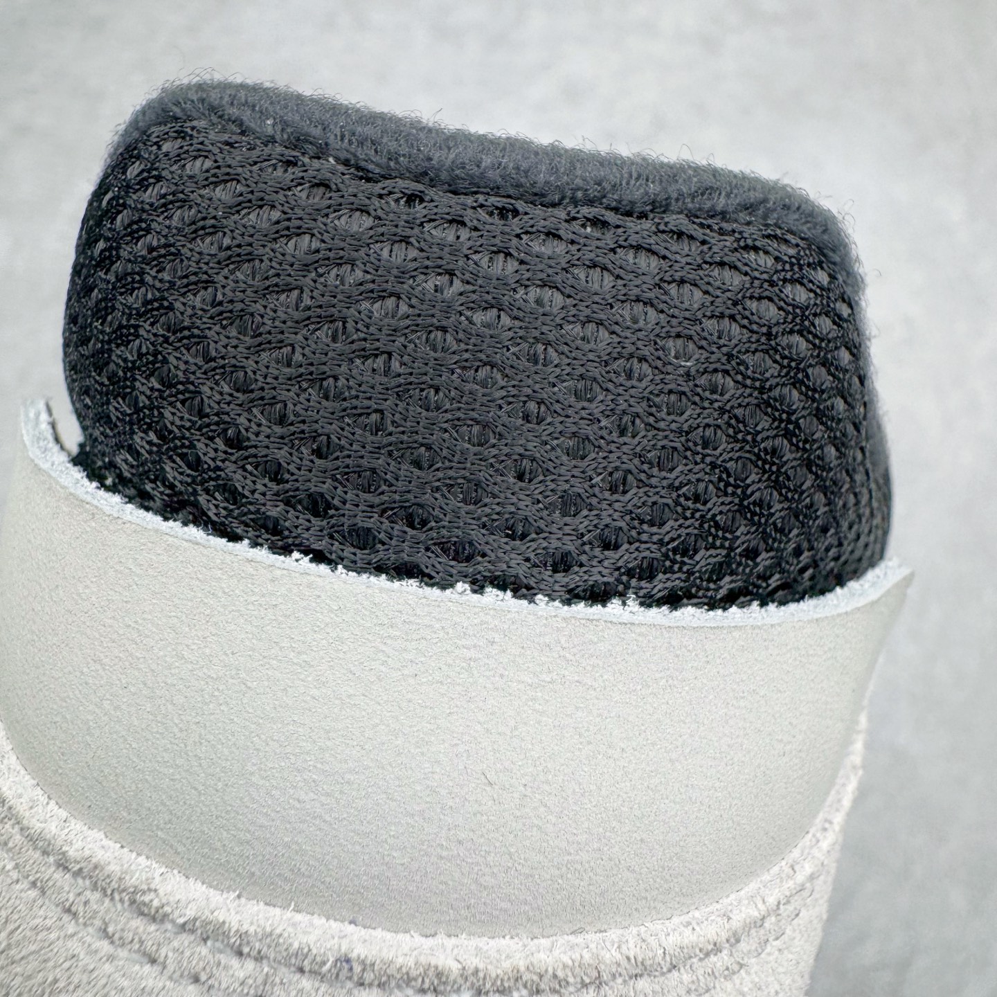 图片[17]-＃PK纯原 Travis Scott x Jordan AJ Cut The Check TS倒钩联名魔术贴篮球鞋 黑绿 IH7971-001 注意默认配原盒盒子配套布袋不用加钱 退货丢失扣30元 原厂全套原楦原纸板冲刀磨具开发 原厂皮料加持 原厂港宝加持定型后跟R度完美 同源原厂电绣 鬼脸飞翼针数密度立体效果一致 百分百一致原鞋 原厂拉帮工艺 针距密度一致 后跟弧度收口自然不对折 极致一眼正品既视感 进口玻璃冲刀皮料裁剪零毛边 全鞋电脑针车工艺 品控清洁度最高QC检验标准 免检产品 原厂订购鞋盒、布袋、鞋标、防尘纸、鞋撑、鞋带 追求极致的原厂味道 配色方面采用白色为基础 搭配棕色框架呈现 完美还原了初代倒钩的配色设计 细节方面 标志性的反钩Swoosh采用米色点缀 鞋面还带有特殊的魔术贴细节 此外在鞋舌、后跟部分均带有Cactus Jack厂牌Logo 彰显鞋款特殊身份 尺码：36 36.5 37.5 38 38.5 39 40 40.5 41 42 42.5 43 44 44.5 45 46 47.5-选品中心