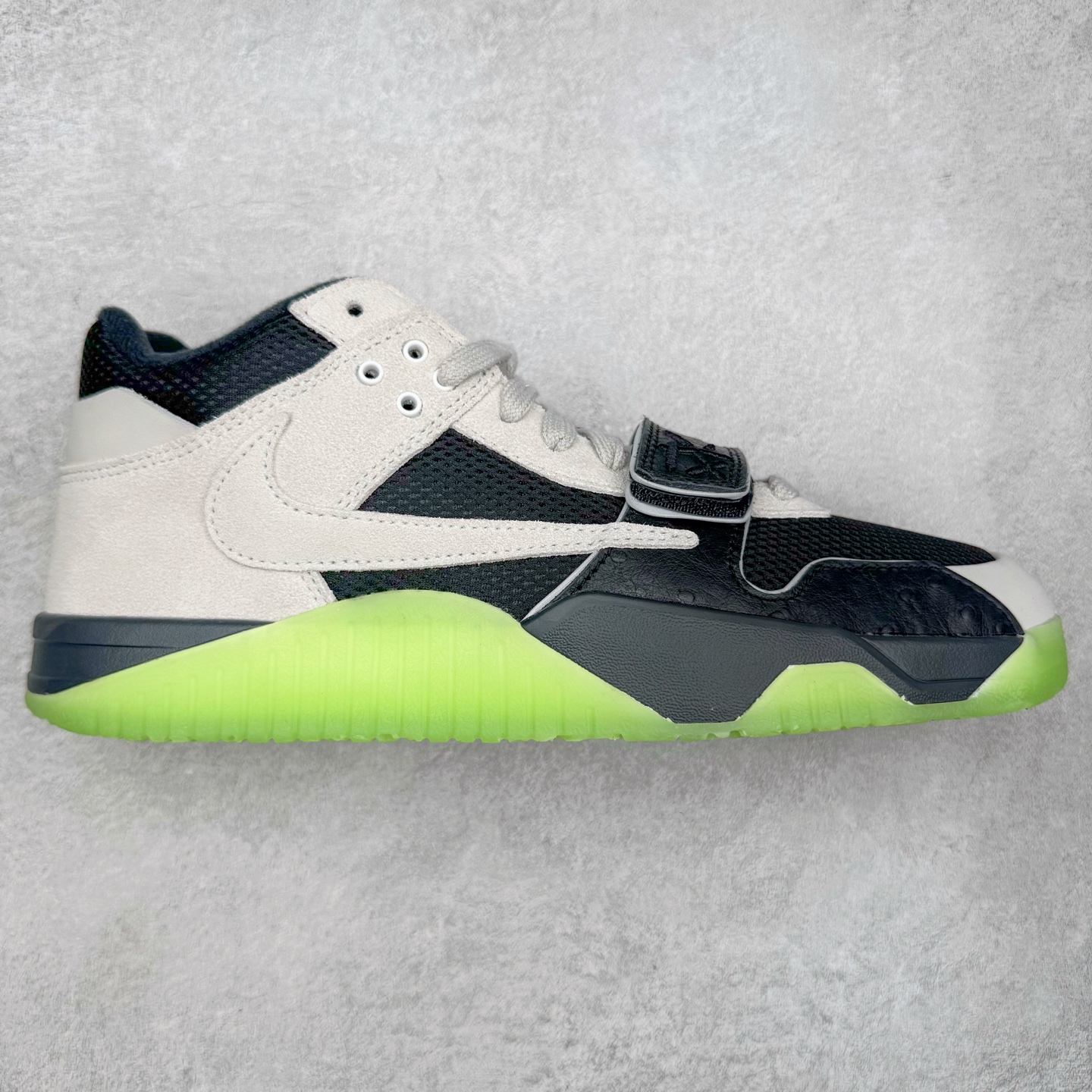 ＃PK纯原 Travis Scott x Jordan AJ Cut The Check TS倒钩联名魔术贴篮球鞋 黑绿 IH7971-001 注意默认配原盒盒子配套布袋不用加钱 退货丢失扣30元 原厂全套原楦原纸板冲刀磨具开发 原厂皮料加持 原厂港宝加持定型后跟R度完美 同源原厂电绣 鬼脸飞翼针数密度立体效果一致 百分百一致原鞋 原厂拉帮工艺 针距密度一致 后跟弧度收口自然不对折 极致一眼正品既视感 进口玻璃冲刀皮料裁剪零毛边 全鞋电脑针车工艺 品控清洁度最高QC检验标准 免检产品 原厂订购鞋盒、布袋、鞋标、防尘纸、鞋撑、鞋带 追求极致的原厂味道 配色方面采用白色为基础 搭配棕色框架呈现 完美还原了初代倒钩的配色设计 细节方面 标志性的反钩Swoosh采用米色点缀 鞋面还带有特殊的魔术贴细节 此外在鞋舌、后跟部分均带有Cactus Jack厂牌Logo 彰显鞋款特殊身份 尺码：36 36.5 37.5 38 38.5 39 40 40.5 41 42 42.5 43 44 44.5 45 46 47.5-选品中心