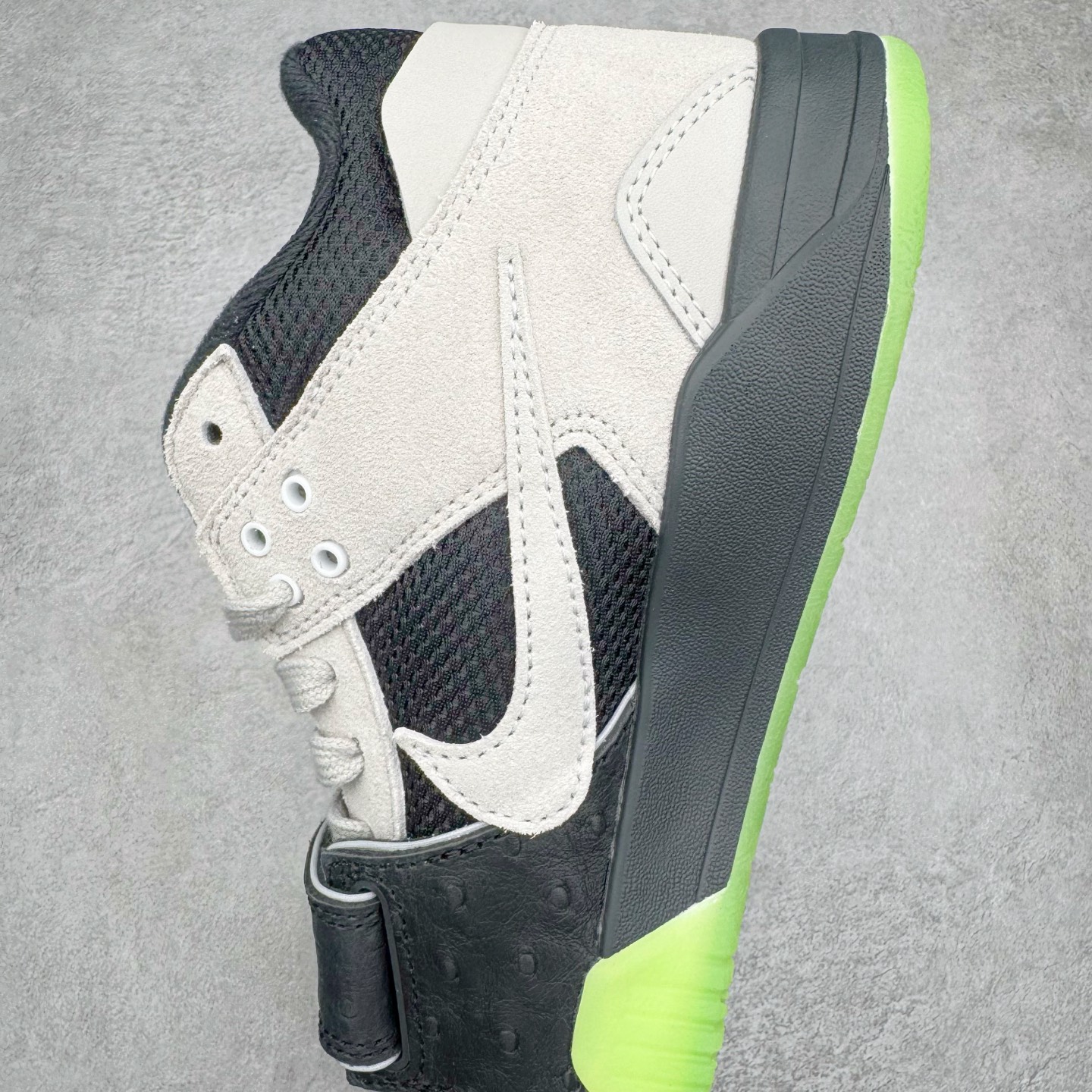 图片[7]-＃PK纯原 Travis Scott x Jordan AJ Cut The Check TS倒钩联名魔术贴篮球鞋 黑绿 IH7971-001 注意默认配原盒盒子配套布袋不用加钱 退货丢失扣30元 原厂全套原楦原纸板冲刀磨具开发 原厂皮料加持 原厂港宝加持定型后跟R度完美 同源原厂电绣 鬼脸飞翼针数密度立体效果一致 百分百一致原鞋 原厂拉帮工艺 针距密度一致 后跟弧度收口自然不对折 极致一眼正品既视感 进口玻璃冲刀皮料裁剪零毛边 全鞋电脑针车工艺 品控清洁度最高QC检验标准 免检产品 原厂订购鞋盒、布袋、鞋标、防尘纸、鞋撑、鞋带 追求极致的原厂味道 配色方面采用白色为基础 搭配棕色框架呈现 完美还原了初代倒钩的配色设计 细节方面 标志性的反钩Swoosh采用米色点缀 鞋面还带有特殊的魔术贴细节 此外在鞋舌、后跟部分均带有Cactus Jack厂牌Logo 彰显鞋款特殊身份 尺码：36 36.5 37.5 38 38.5 39 40 40.5 41 42 42.5 43 44 44.5 45 46 47.5-选品中心