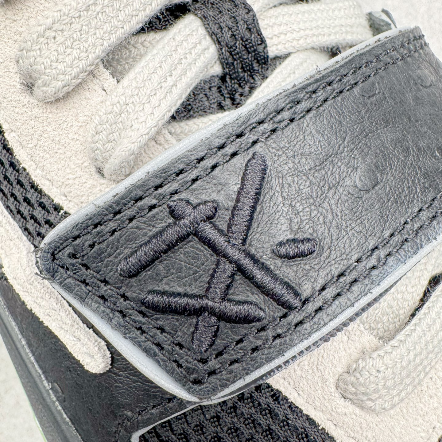 图片[13]-＃PK纯原 Travis Scott x Jordan AJ Cut The Check TS倒钩联名魔术贴篮球鞋 黑绿 IH7971-001 注意默认配原盒盒子配套布袋不用加钱 退货丢失扣30元 原厂全套原楦原纸板冲刀磨具开发 原厂皮料加持 原厂港宝加持定型后跟R度完美 同源原厂电绣 鬼脸飞翼针数密度立体效果一致 百分百一致原鞋 原厂拉帮工艺 针距密度一致 后跟弧度收口自然不对折 极致一眼正品既视感 进口玻璃冲刀皮料裁剪零毛边 全鞋电脑针车工艺 品控清洁度最高QC检验标准 免检产品 原厂订购鞋盒、布袋、鞋标、防尘纸、鞋撑、鞋带 追求极致的原厂味道 配色方面采用白色为基础 搭配棕色框架呈现 完美还原了初代倒钩的配色设计 细节方面 标志性的反钩Swoosh采用米色点缀 鞋面还带有特殊的魔术贴细节 此外在鞋舌、后跟部分均带有Cactus Jack厂牌Logo 彰显鞋款特殊身份 尺码：36 36.5 37.5 38 38.5 39 40 40.5 41 42 42.5 43 44 44.5 45 46 47.5-选品中心