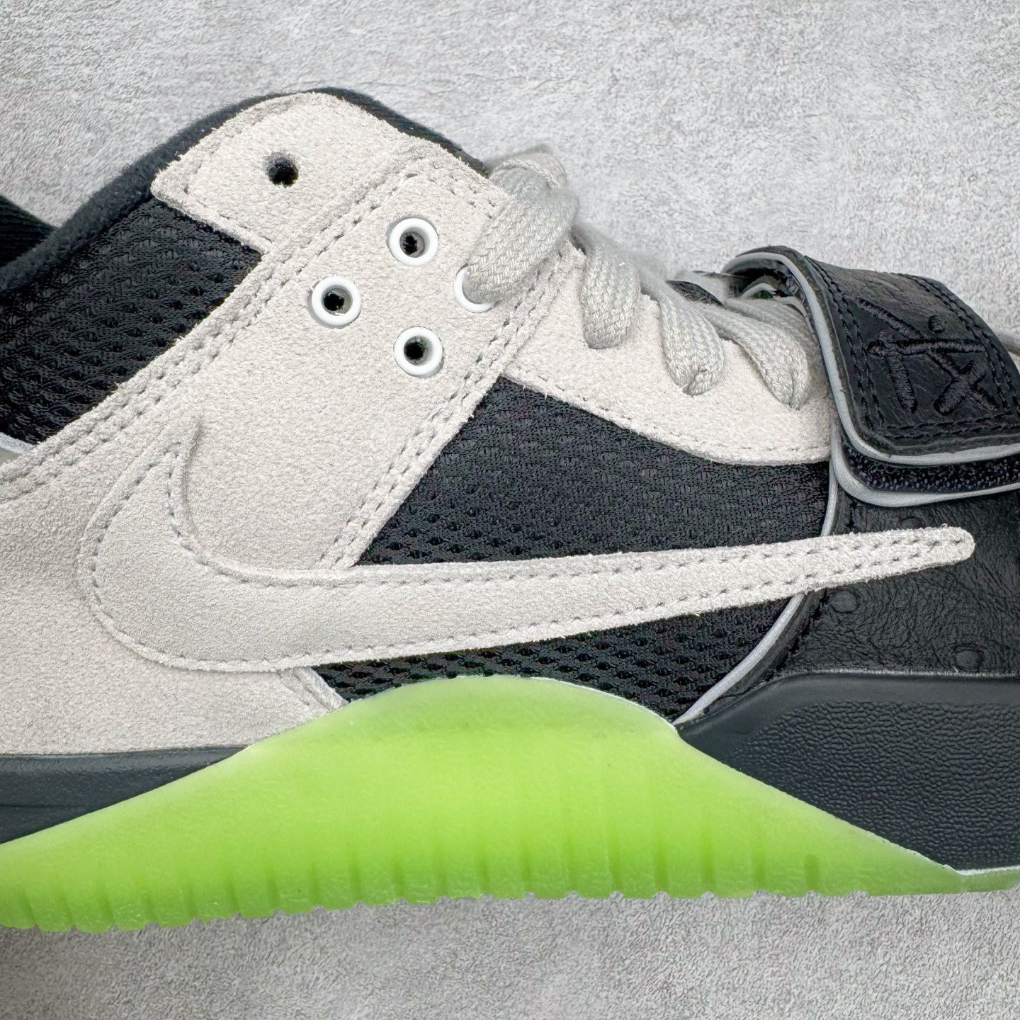 图片[14]-＃PK纯原 Travis Scott x Jordan AJ Cut The Check TS倒钩联名魔术贴篮球鞋 黑绿 IH7971-001 注意默认配原盒盒子配套布袋不用加钱 退货丢失扣30元 原厂全套原楦原纸板冲刀磨具开发 原厂皮料加持 原厂港宝加持定型后跟R度完美 同源原厂电绣 鬼脸飞翼针数密度立体效果一致 百分百一致原鞋 原厂拉帮工艺 针距密度一致 后跟弧度收口自然不对折 极致一眼正品既视感 进口玻璃冲刀皮料裁剪零毛边 全鞋电脑针车工艺 品控清洁度最高QC检验标准 免检产品 原厂订购鞋盒、布袋、鞋标、防尘纸、鞋撑、鞋带 追求极致的原厂味道 配色方面采用白色为基础 搭配棕色框架呈现 完美还原了初代倒钩的配色设计 细节方面 标志性的反钩Swoosh采用米色点缀 鞋面还带有特殊的魔术贴细节 此外在鞋舌、后跟部分均带有Cactus Jack厂牌Logo 彰显鞋款特殊身份 尺码：36 36.5 37.5 38 38.5 39 40 40.5 41 42 42.5 43 44 44.5 45 46 47.5-选品中心