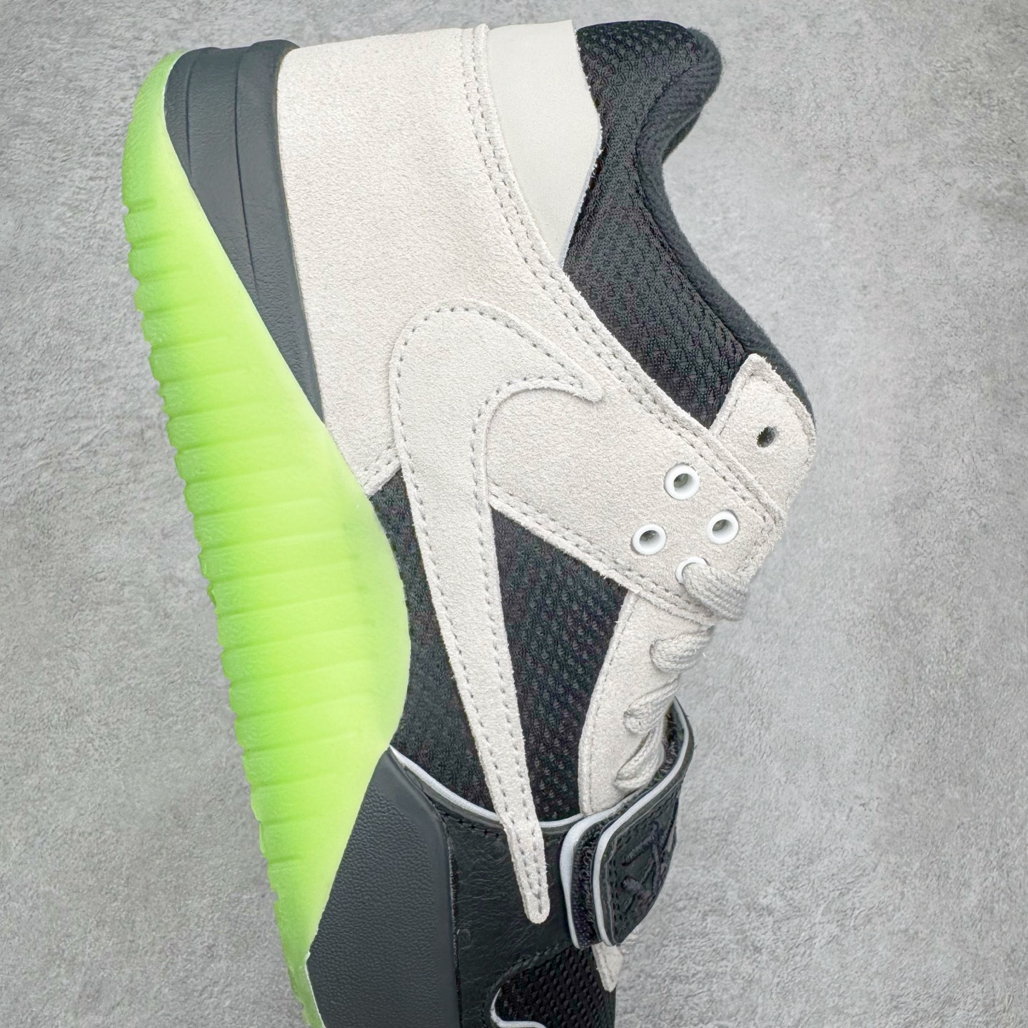 图片[6]-＃PK纯原 Travis Scott x Jordan AJ Cut The Check TS倒钩联名魔术贴篮球鞋 黑绿 IH7971-001 注意默认配原盒盒子配套布袋不用加钱 退货丢失扣30元 原厂全套原楦原纸板冲刀磨具开发 原厂皮料加持 原厂港宝加持定型后跟R度完美 同源原厂电绣 鬼脸飞翼针数密度立体效果一致 百分百一致原鞋 原厂拉帮工艺 针距密度一致 后跟弧度收口自然不对折 极致一眼正品既视感 进口玻璃冲刀皮料裁剪零毛边 全鞋电脑针车工艺 品控清洁度最高QC检验标准 免检产品 原厂订购鞋盒、布袋、鞋标、防尘纸、鞋撑、鞋带 追求极致的原厂味道 配色方面采用白色为基础 搭配棕色框架呈现 完美还原了初代倒钩的配色设计 细节方面 标志性的反钩Swoosh采用米色点缀 鞋面还带有特殊的魔术贴细节 此外在鞋舌、后跟部分均带有Cactus Jack厂牌Logo 彰显鞋款特殊身份 尺码：36 36.5 37.5 38 38.5 39 40 40.5 41 42 42.5 43 44 44.5 45 46 47.5-选品中心