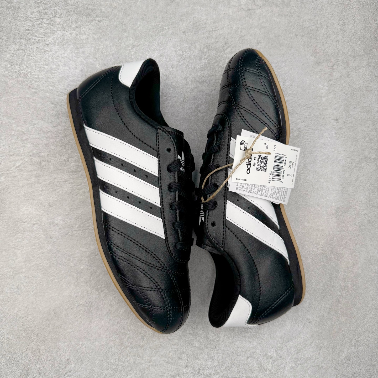 图片[3]-＃HP纯原 AD Originals TAEKWONDO 跆拳道薄底训练鞋 JS1193 从专业赛场到时尚前沿🪩 开启多元运动美学新篇章🥋 𝙏𝘼𝙀𝙆𝙒𝙊𝙉𝘿𝙊👟 演绎穿搭的“绝佳利器” 深受武术历史影响的简约套入式设计 力求致敬00年代初的风尚🥷🎧 ▪皮质鞋面，柔软高级 ▪搭配经典3D鞋头缝线设计 ▪一脚蹬设计穿脱自如 ▪低平橡胶外底助你扎实踩地从容迈步 为小众运动注入现代年轻化审美 鲜明黑白 复古极简 尺码：36 36.5 37 38 38.5 39 40 40.5 41 42 42.5 43 44 44.5 45-选品中心