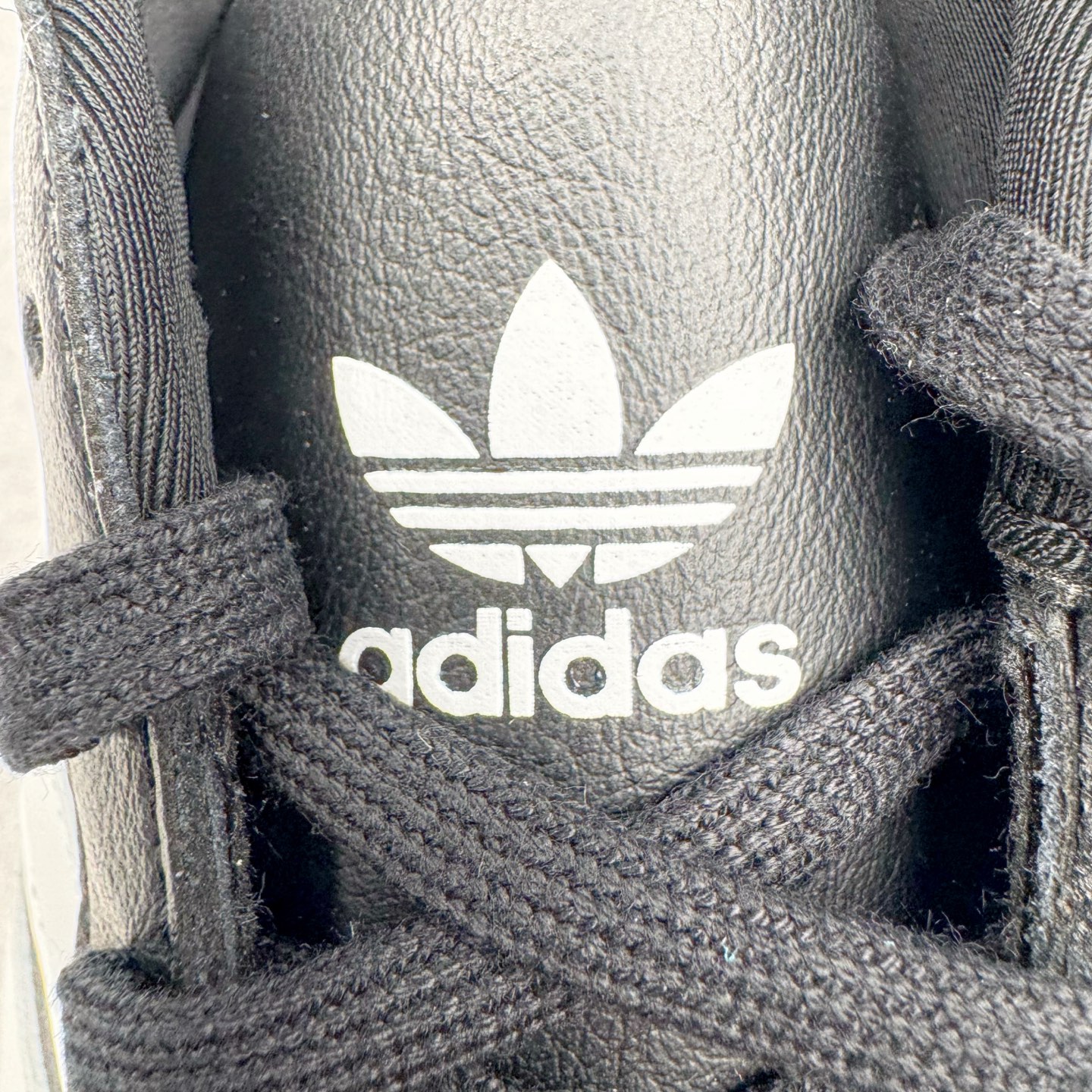 图片[15]-＃HP纯原 AD Originals TAEKWONDO 跆拳道薄底训练鞋 JS1193 从专业赛场到时尚前沿🪩 开启多元运动美学新篇章🥋 𝙏𝘼𝙀𝙆𝙒𝙊𝙉𝘿𝙊👟 演绎穿搭的“绝佳利器” 深受武术历史影响的简约套入式设计 力求致敬00年代初的风尚🥷🎧 ▪皮质鞋面，柔软高级 ▪搭配经典3D鞋头缝线设计 ▪一脚蹬设计穿脱自如 ▪低平橡胶外底助你扎实踩地从容迈步 为小众运动注入现代年轻化审美 鲜明黑白 复古极简 尺码：36 36.5 37 38 38.5 39 40 40.5 41 42 42.5 43 44 44.5 45-选品中心