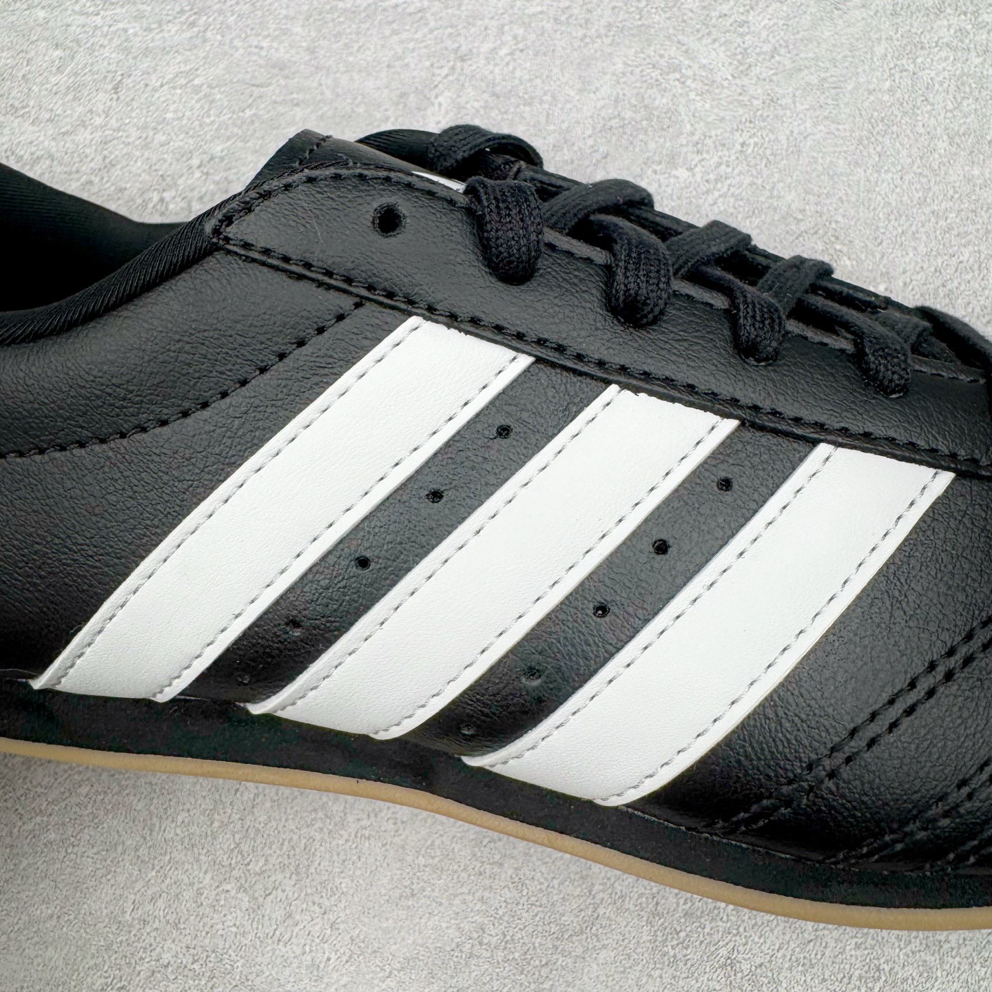 图片[17]-＃HP纯原 AD Originals TAEKWONDO 跆拳道薄底训练鞋 JS1193 从专业赛场到时尚前沿🪩 开启多元运动美学新篇章🥋 𝙏𝘼𝙀𝙆𝙒𝙊𝙉𝘿𝙊👟 演绎穿搭的“绝佳利器” 深受武术历史影响的简约套入式设计 力求致敬00年代初的风尚🥷🎧 ▪皮质鞋面，柔软高级 ▪搭配经典3D鞋头缝线设计 ▪一脚蹬设计穿脱自如 ▪低平橡胶外底助你扎实踩地从容迈步 为小众运动注入现代年轻化审美 鲜明黑白 复古极简 尺码：36 36.5 37 38 38.5 39 40 40.5 41 42 42.5 43 44 44.5 45-选品中心