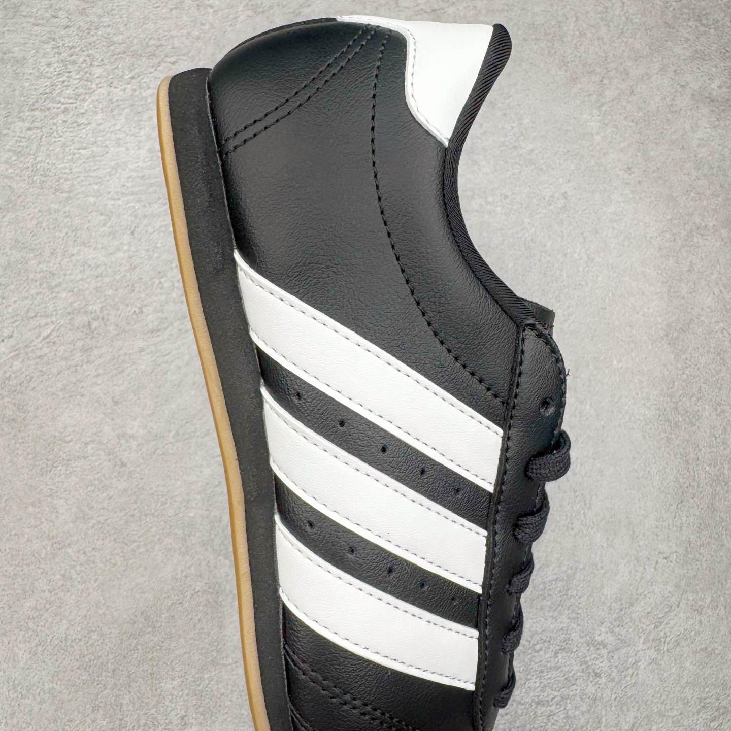 图片[6]-＃HP纯原 AD Originals TAEKWONDO 跆拳道薄底训练鞋 JS1193 从专业赛场到时尚前沿🪩 开启多元运动美学新篇章🥋 𝙏𝘼𝙀𝙆𝙒𝙊𝙉𝘿𝙊👟 演绎穿搭的“绝佳利器” 深受武术历史影响的简约套入式设计 力求致敬00年代初的风尚🥷🎧 ▪皮质鞋面，柔软高级 ▪搭配经典3D鞋头缝线设计 ▪一脚蹬设计穿脱自如 ▪低平橡胶外底助你扎实踩地从容迈步 为小众运动注入现代年轻化审美 鲜明黑白 复古极简 尺码：36 36.5 37 38 38.5 39 40 40.5 41 42 42.5 43 44 44.5 45-选品中心