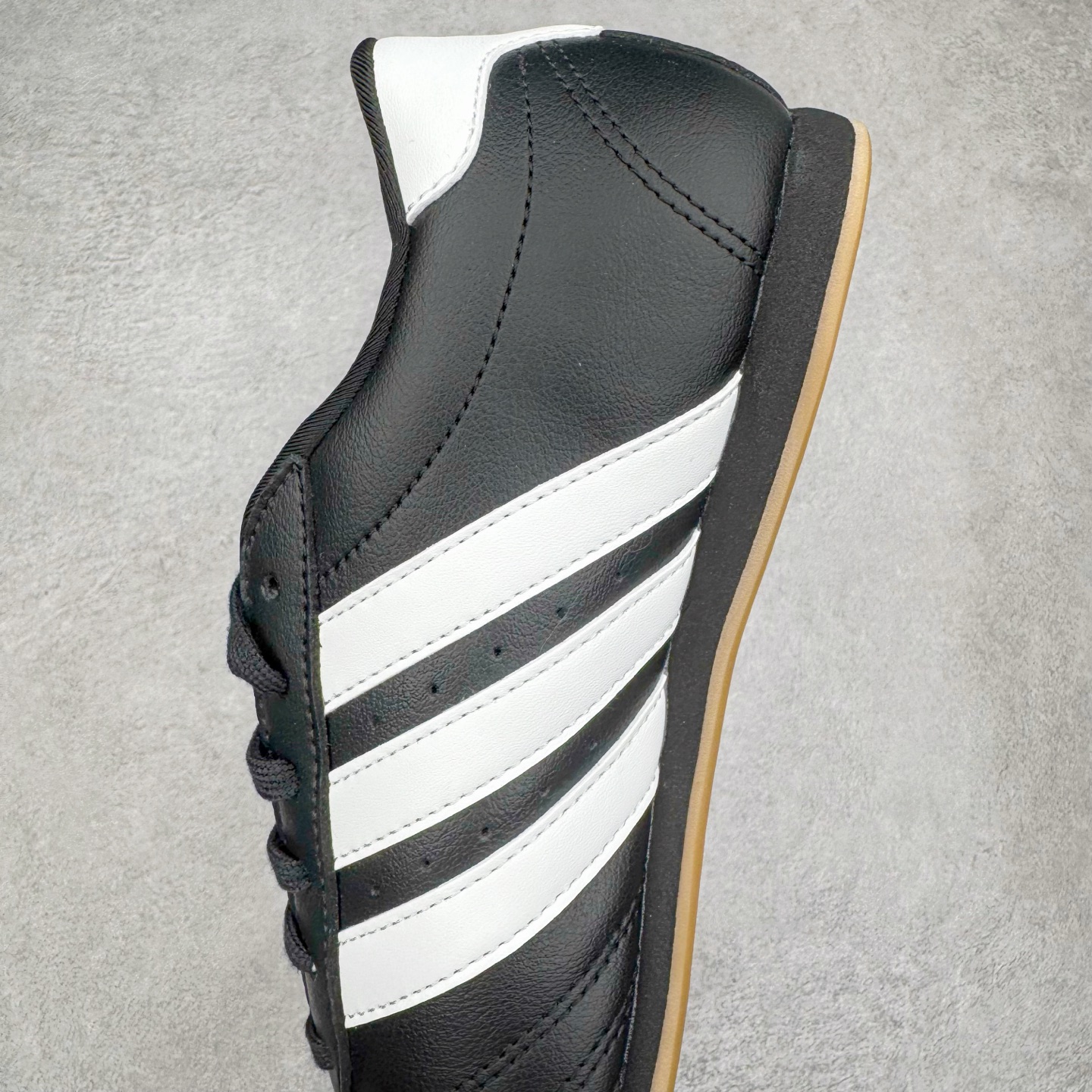 图片[7]-＃HP纯原 AD Originals TAEKWONDO 跆拳道薄底训练鞋 JS1193 从专业赛场到时尚前沿🪩 开启多元运动美学新篇章🥋 𝙏𝘼𝙀𝙆𝙒𝙊𝙉𝘿𝙊👟 演绎穿搭的“绝佳利器” 深受武术历史影响的简约套入式设计 力求致敬00年代初的风尚🥷🎧 ▪皮质鞋面，柔软高级 ▪搭配经典3D鞋头缝线设计 ▪一脚蹬设计穿脱自如 ▪低平橡胶外底助你扎实踩地从容迈步 为小众运动注入现代年轻化审美 鲜明黑白 复古极简 尺码：36 36.5 37 38 38.5 39 40 40.5 41 42 42.5 43 44 44.5 45-选品中心