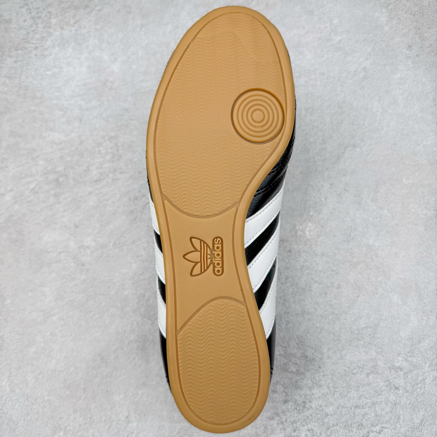 图片[9]-＃HP纯原 AD Originals TAEKWONDO 跆拳道薄底训练鞋 JS1193 从专业赛场到时尚前沿🪩 开启多元运动美学新篇章🥋 𝙏𝘼𝙀𝙆𝙒𝙊𝙉𝘿𝙊👟 演绎穿搭的“绝佳利器” 深受武术历史影响的简约套入式设计 力求致敬00年代初的风尚🥷🎧 ▪皮质鞋面，柔软高级 ▪搭配经典3D鞋头缝线设计 ▪一脚蹬设计穿脱自如 ▪低平橡胶外底助你扎实踩地从容迈步 为小众运动注入现代年轻化审美 鲜明黑白 复古极简 尺码：36 36.5 37 38 38.5 39 40 40.5 41 42 42.5 43 44 44.5 45-选品中心