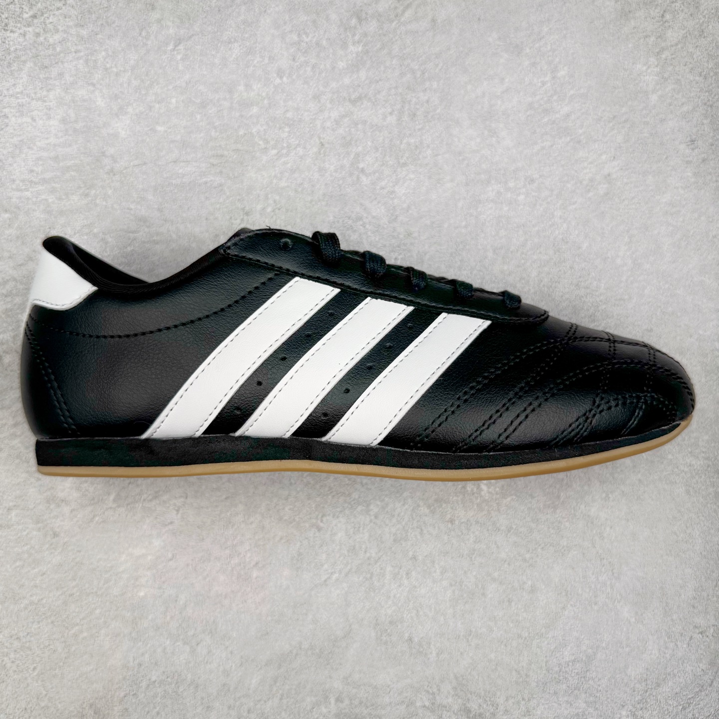 ＃HP纯原 AD Originals TAEKWONDO 跆拳道薄底训练鞋 JS1193 从专业赛场到时尚前沿🪩 开启多元运动美学新篇章🥋 𝙏𝘼𝙀𝙆𝙒𝙊𝙉𝘿𝙊👟 演绎穿搭的“绝佳利器” 深受武术历史影响的简约套入式设计 力求致敬00年代初的风尚🥷🎧 ▪皮质鞋面，柔软高级 ▪搭配经典3D鞋头缝线设计 ▪一脚蹬设计穿脱自如 ▪低平橡胶外底助你扎实踩地从容迈步 为小众运动注入现代年轻化审美 鲜明黑白 复古极简 尺码：36 36.5 37 38 38.5 39 40 40.5 41 42 42.5 43 44 44.5 45-选品中心