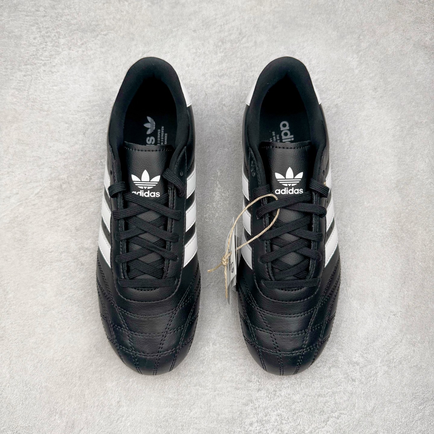 图片[2]-＃HP纯原 AD Originals TAEKWONDO 跆拳道薄底训练鞋 JS1193 从专业赛场到时尚前沿🪩 开启多元运动美学新篇章🥋 𝙏𝘼𝙀𝙆𝙒𝙊𝙉𝘿𝙊👟 演绎穿搭的“绝佳利器” 深受武术历史影响的简约套入式设计 力求致敬00年代初的风尚🥷🎧 ▪皮质鞋面，柔软高级 ▪搭配经典3D鞋头缝线设计 ▪一脚蹬设计穿脱自如 ▪低平橡胶外底助你扎实踩地从容迈步 为小众运动注入现代年轻化审美 鲜明黑白 复古极简 尺码：36 36.5 37 38 38.5 39 40 40.5 41 42 42.5 43 44 44.5 45-选品中心