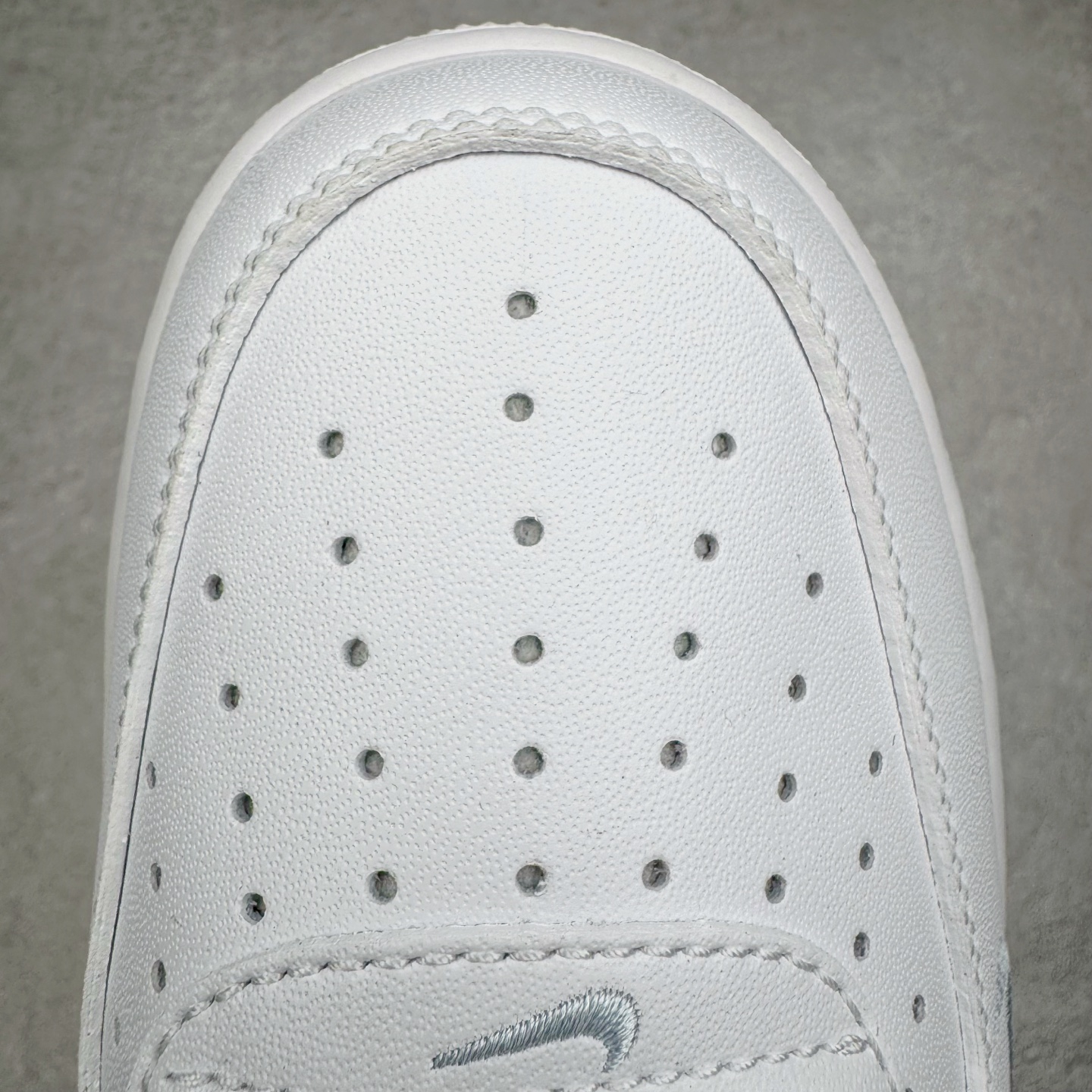 图片[12]-＃XT纯原 NK Air Force 1 Low 空军一号时尚舒适防滑耐磨低帮板鞋 IH4475-100 顶级批次 2022全新楦头鞋型 鱼鳞大底 历时开发三个月 清洁度完美 二维码鞋标 内置芯片及solo气垫 大底高度及其弧度依照正品 钢印 logo刺绣 鞋口弧度 鞋头长度 鞋面冲孔 鞋垫背胶及钢印 完美鞋型对比正品 每一处都是细节满满 柔软、弹性十足的缓震性能和出色的中底设计 横跨复古与现代的外型结合 造就出风靡全球 三十多年的Force 1 直到今天还深受青睐 实拍调校N版已经零色差零失真 百分百还原实物色彩所见即所得 不存在货不对板色差等低级问题 选购参考实物拍摄 不混卖不参货 只用心做好货严格选品 承诺混一赔十 尺码：36 36.5 37.5 38 38.5 39 40 40.5 41 42 42.5 43 44 44.5 45-选品中心