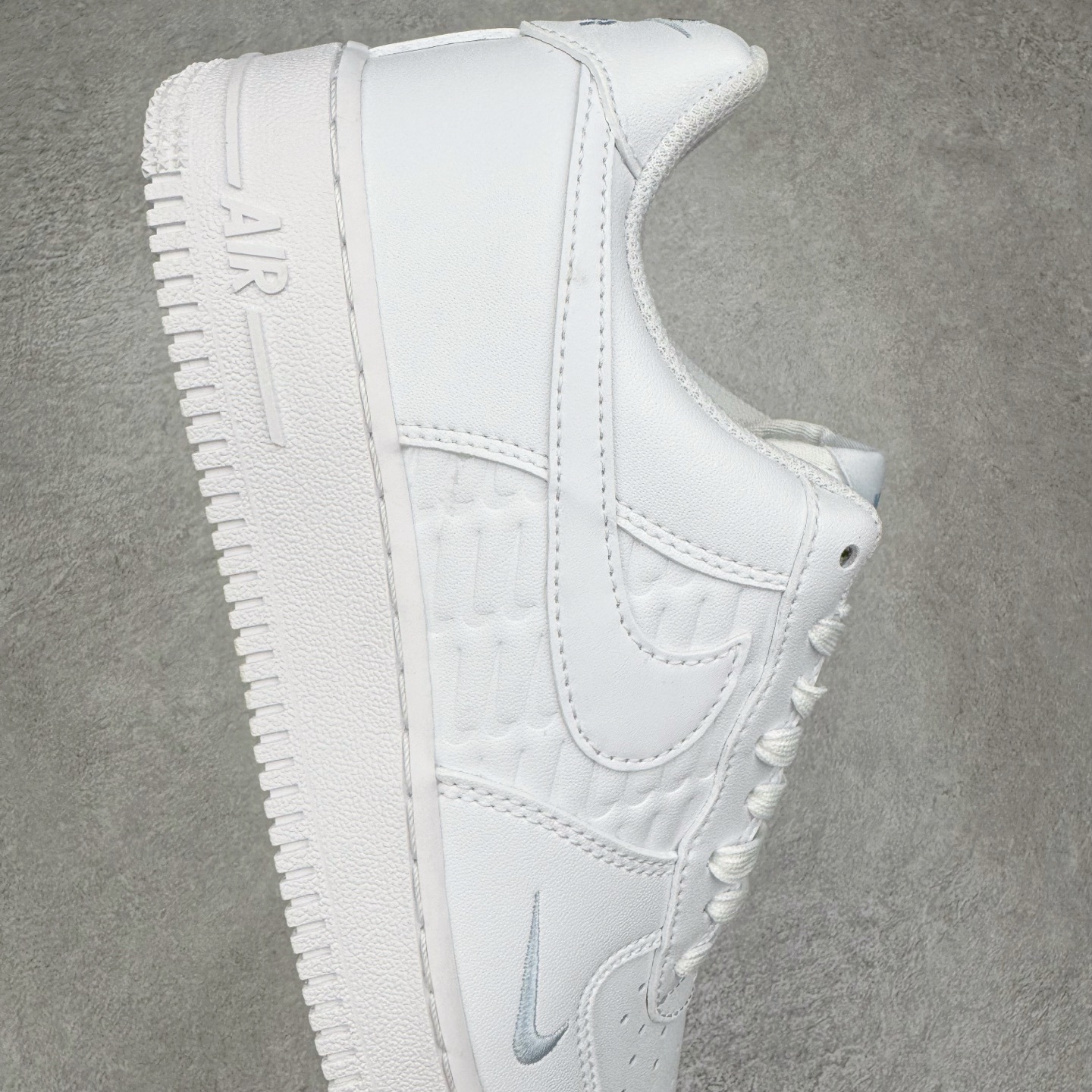图片[6]-＃XT纯原 NK Air Force 1 Low 空军一号时尚舒适防滑耐磨低帮板鞋 IH4475-100 顶级批次 2022全新楦头鞋型 鱼鳞大底 历时开发三个月 清洁度完美 二维码鞋标 内置芯片及solo气垫 大底高度及其弧度依照正品 钢印 logo刺绣 鞋口弧度 鞋头长度 鞋面冲孔 鞋垫背胶及钢印 完美鞋型对比正品 每一处都是细节满满 柔软、弹性十足的缓震性能和出色的中底设计 横跨复古与现代的外型结合 造就出风靡全球 三十多年的Force 1 直到今天还深受青睐 实拍调校N版已经零色差零失真 百分百还原实物色彩所见即所得 不存在货不对板色差等低级问题 选购参考实物拍摄 不混卖不参货 只用心做好货严格选品 承诺混一赔十 尺码：36 36.5 37.5 38 38.5 39 40 40.5 41 42 42.5 43 44 44.5 45-选品中心