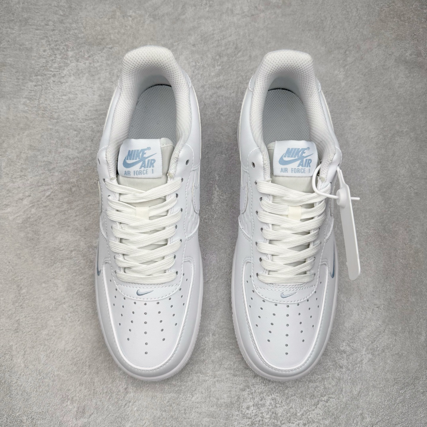 图片[2]-＃XT纯原 NK Air Force 1 Low 空军一号时尚舒适防滑耐磨低帮板鞋 IH4475-100 顶级批次 2022全新楦头鞋型 鱼鳞大底 历时开发三个月 清洁度完美 二维码鞋标 内置芯片及solo气垫 大底高度及其弧度依照正品 钢印 logo刺绣 鞋口弧度 鞋头长度 鞋面冲孔 鞋垫背胶及钢印 完美鞋型对比正品 每一处都是细节满满 柔软、弹性十足的缓震性能和出色的中底设计 横跨复古与现代的外型结合 造就出风靡全球 三十多年的Force 1 直到今天还深受青睐 实拍调校N版已经零色差零失真 百分百还原实物色彩所见即所得 不存在货不对板色差等低级问题 选购参考实物拍摄 不混卖不参货 只用心做好货严格选品 承诺混一赔十 尺码：36 36.5 37.5 38 38.5 39 40 40.5 41 42 42.5 43 44 44.5 45-选品中心