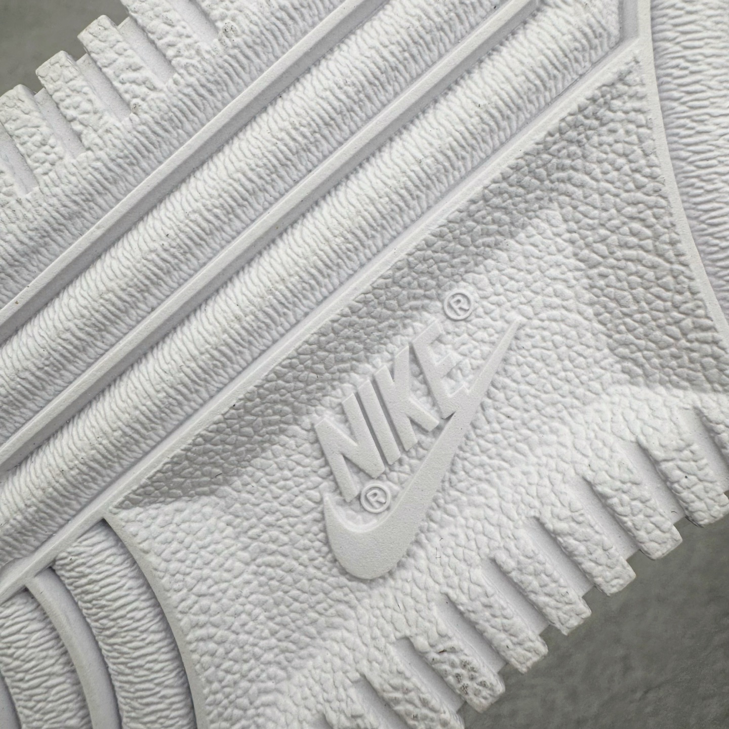 图片[17]-＃XT纯原 NK Air Force 1 Low 空军一号时尚舒适防滑耐磨低帮板鞋 IH4475-100 顶级批次 2022全新楦头鞋型 鱼鳞大底 历时开发三个月 清洁度完美 二维码鞋标 内置芯片及solo气垫 大底高度及其弧度依照正品 钢印 logo刺绣 鞋口弧度 鞋头长度 鞋面冲孔 鞋垫背胶及钢印 完美鞋型对比正品 每一处都是细节满满 柔软、弹性十足的缓震性能和出色的中底设计 横跨复古与现代的外型结合 造就出风靡全球 三十多年的Force 1 直到今天还深受青睐 实拍调校N版已经零色差零失真 百分百还原实物色彩所见即所得 不存在货不对板色差等低级问题 选购参考实物拍摄 不混卖不参货 只用心做好货严格选品 承诺混一赔十 尺码：36 36.5 37.5 38 38.5 39 40 40.5 41 42 42.5 43 44 44.5 45-选品中心