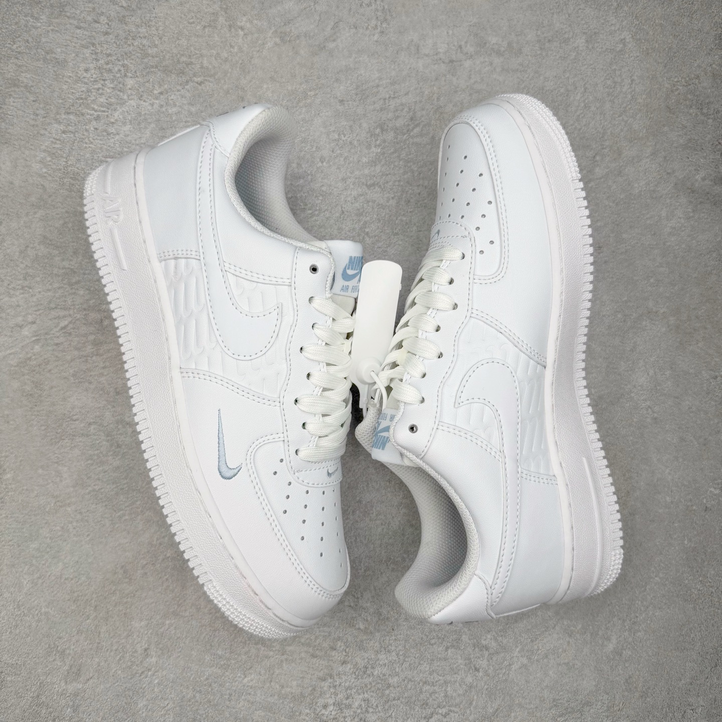 图片[3]-＃XT纯原 NK Air Force 1 Low 空军一号时尚舒适防滑耐磨低帮板鞋 IH4475-100 顶级批次 2022全新楦头鞋型 鱼鳞大底 历时开发三个月 清洁度完美 二维码鞋标 内置芯片及solo气垫 大底高度及其弧度依照正品 钢印 logo刺绣 鞋口弧度 鞋头长度 鞋面冲孔 鞋垫背胶及钢印 完美鞋型对比正品 每一处都是细节满满 柔软、弹性十足的缓震性能和出色的中底设计 横跨复古与现代的外型结合 造就出风靡全球 三十多年的Force 1 直到今天还深受青睐 实拍调校N版已经零色差零失真 百分百还原实物色彩所见即所得 不存在货不对板色差等低级问题 选购参考实物拍摄 不混卖不参货 只用心做好货严格选品 承诺混一赔十 尺码：36 36.5 37.5 38 38.5 39 40 40.5 41 42 42.5 43 44 44.5 45-选品中心