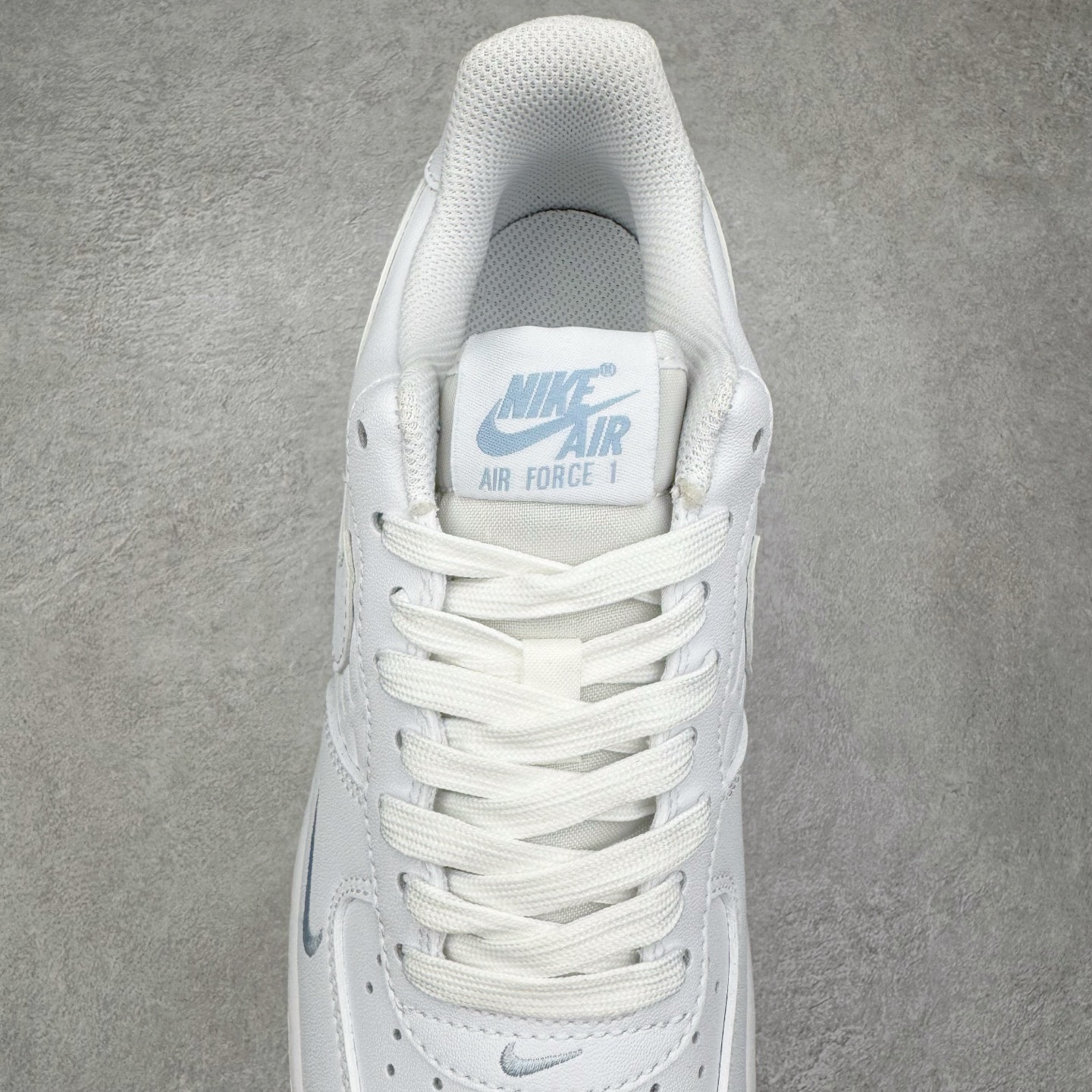 图片[5]-＃XT纯原 NK Air Force 1 Low 空军一号时尚舒适防滑耐磨低帮板鞋 IH4475-100 顶级批次 2022全新楦头鞋型 鱼鳞大底 历时开发三个月 清洁度完美 二维码鞋标 内置芯片及solo气垫 大底高度及其弧度依照正品 钢印 logo刺绣 鞋口弧度 鞋头长度 鞋面冲孔 鞋垫背胶及钢印 完美鞋型对比正品 每一处都是细节满满 柔软、弹性十足的缓震性能和出色的中底设计 横跨复古与现代的外型结合 造就出风靡全球 三十多年的Force 1 直到今天还深受青睐 实拍调校N版已经零色差零失真 百分百还原实物色彩所见即所得 不存在货不对板色差等低级问题 选购参考实物拍摄 不混卖不参货 只用心做好货严格选品 承诺混一赔十 尺码：36 36.5 37.5 38 38.5 39 40 40.5 41 42 42.5 43 44 44.5 45-选品中心