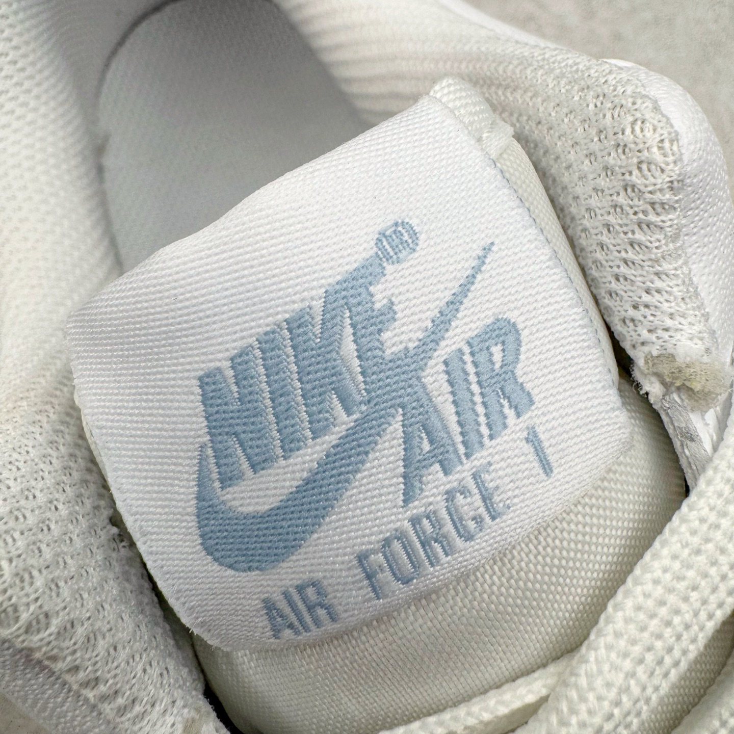 图片[11]-＃XT纯原 NK Air Force 1 Low 空军一号时尚舒适防滑耐磨低帮板鞋 IH4475-100 顶级批次 2022全新楦头鞋型 鱼鳞大底 历时开发三个月 清洁度完美 二维码鞋标 内置芯片及solo气垫 大底高度及其弧度依照正品 钢印 logo刺绣 鞋口弧度 鞋头长度 鞋面冲孔 鞋垫背胶及钢印 完美鞋型对比正品 每一处都是细节满满 柔软、弹性十足的缓震性能和出色的中底设计 横跨复古与现代的外型结合 造就出风靡全球 三十多年的Force 1 直到今天还深受青睐 实拍调校N版已经零色差零失真 百分百还原实物色彩所见即所得 不存在货不对板色差等低级问题 选购参考实物拍摄 不混卖不参货 只用心做好货严格选品 承诺混一赔十 尺码：36 36.5 37.5 38 38.5 39 40 40.5 41 42 42.5 43 44 44.5 45-选品中心