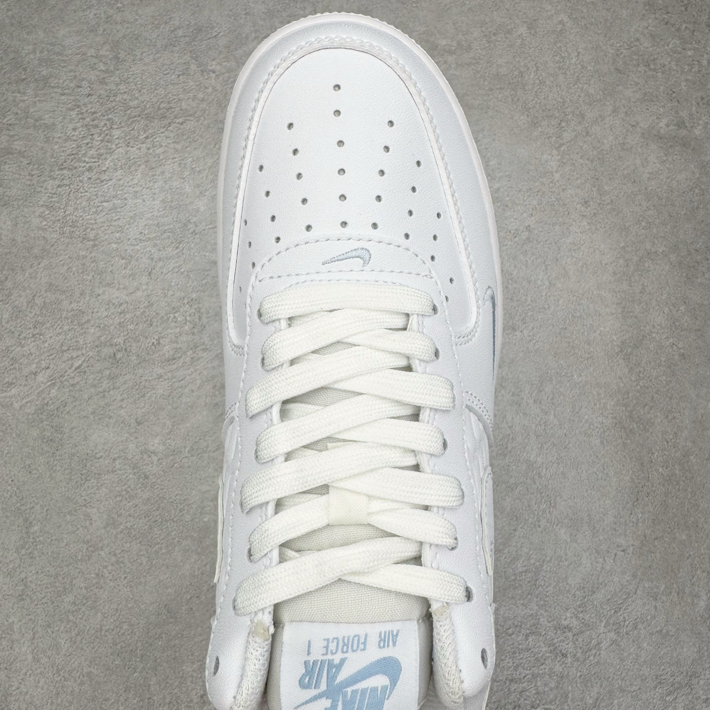 图片[4]-＃XT纯原 NK Air Force 1 Low 空军一号时尚舒适防滑耐磨低帮板鞋 IH4475-100 顶级批次 2022全新楦头鞋型 鱼鳞大底 历时开发三个月 清洁度完美 二维码鞋标 内置芯片及solo气垫 大底高度及其弧度依照正品 钢印 logo刺绣 鞋口弧度 鞋头长度 鞋面冲孔 鞋垫背胶及钢印 完美鞋型对比正品 每一处都是细节满满 柔软、弹性十足的缓震性能和出色的中底设计 横跨复古与现代的外型结合 造就出风靡全球 三十多年的Force 1 直到今天还深受青睐 实拍调校N版已经零色差零失真 百分百还原实物色彩所见即所得 不存在货不对板色差等低级问题 选购参考实物拍摄 不混卖不参货 只用心做好货严格选品 承诺混一赔十 尺码：36 36.5 37.5 38 38.5 39 40 40.5 41 42 42.5 43 44 44.5 45-选品中心